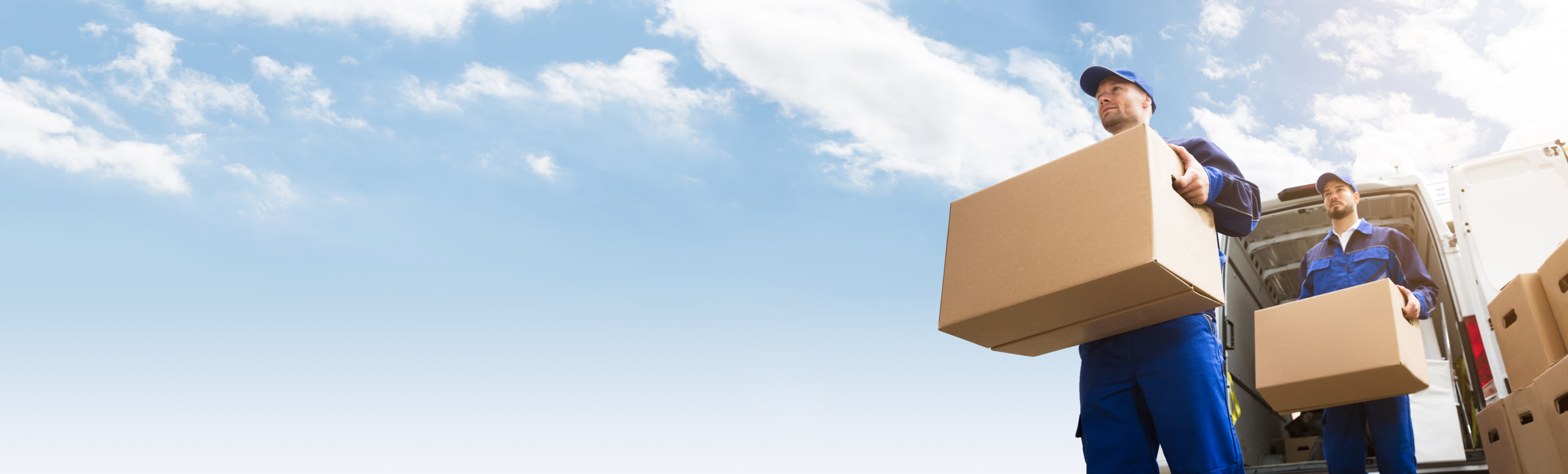 Umzugskartons und Frau