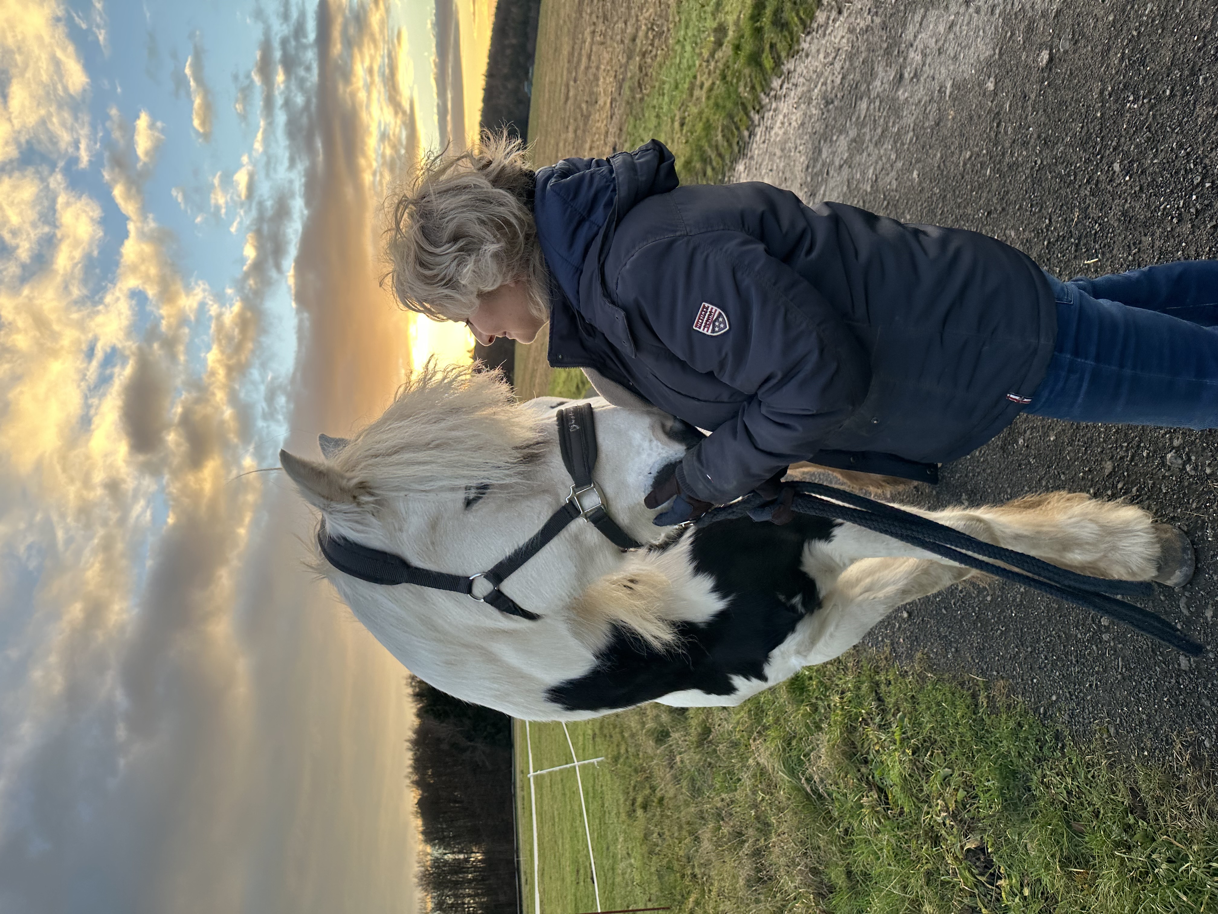 Silke Klapdor mit Pferd in innigem Moment