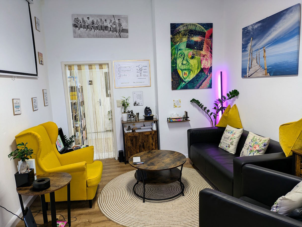 Man sieht den Beratungsbereich von Mag. Streitberger samt Ohrenstuhl und Sofa