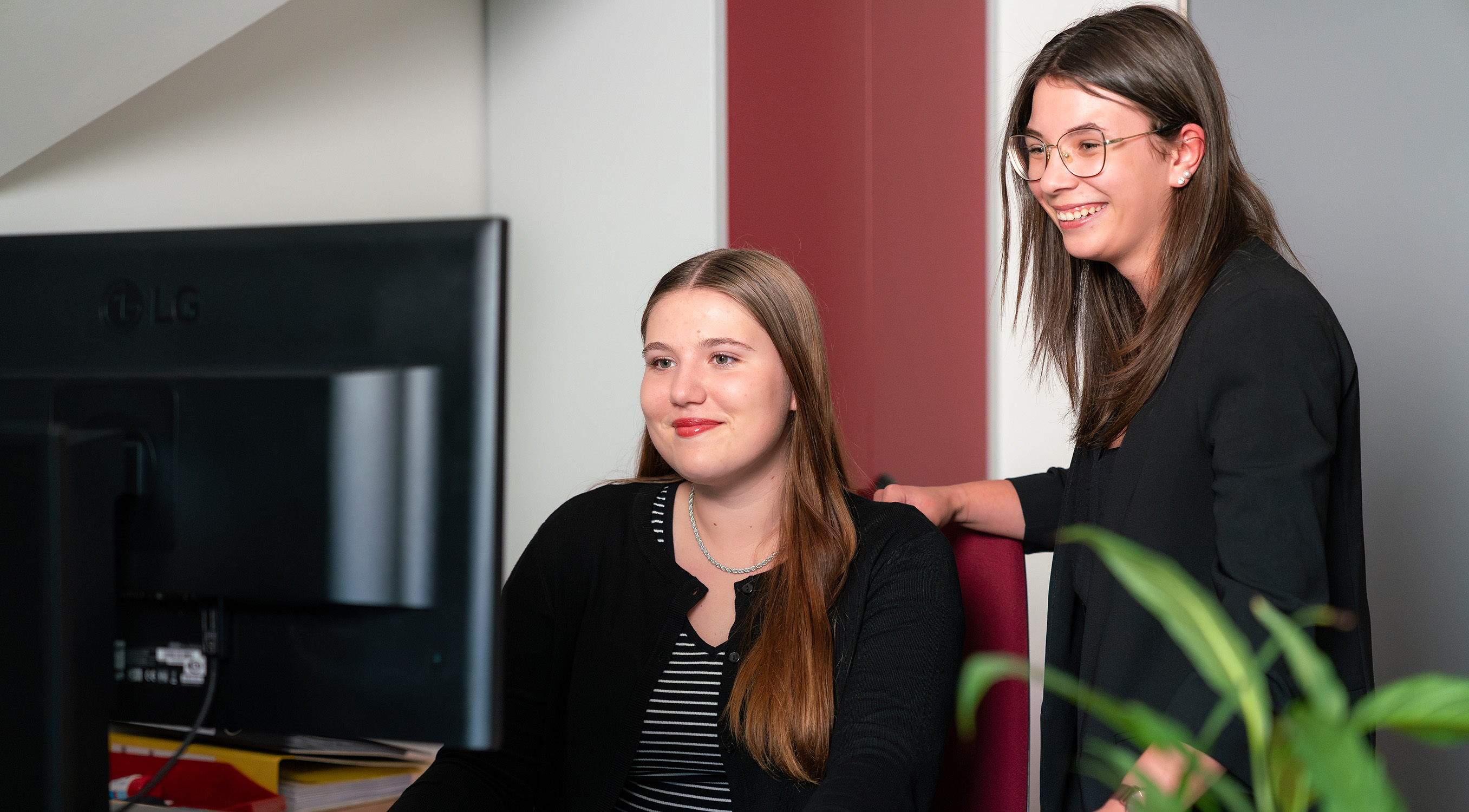 Logo von msk mit rotem Lupensymbol und stilisierter Person
