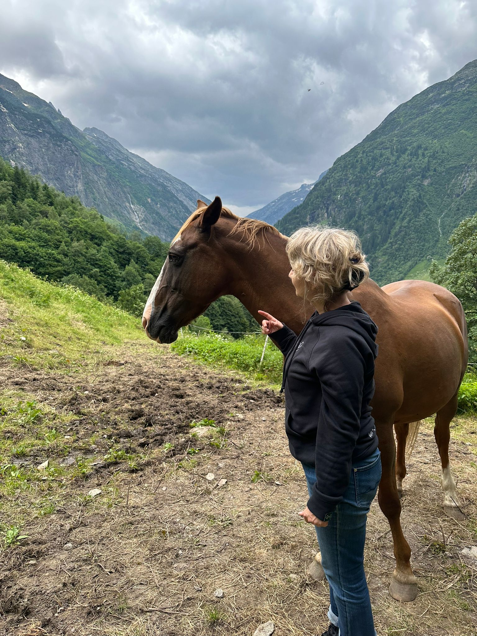 Silke mit Pferd in Berglandschaft