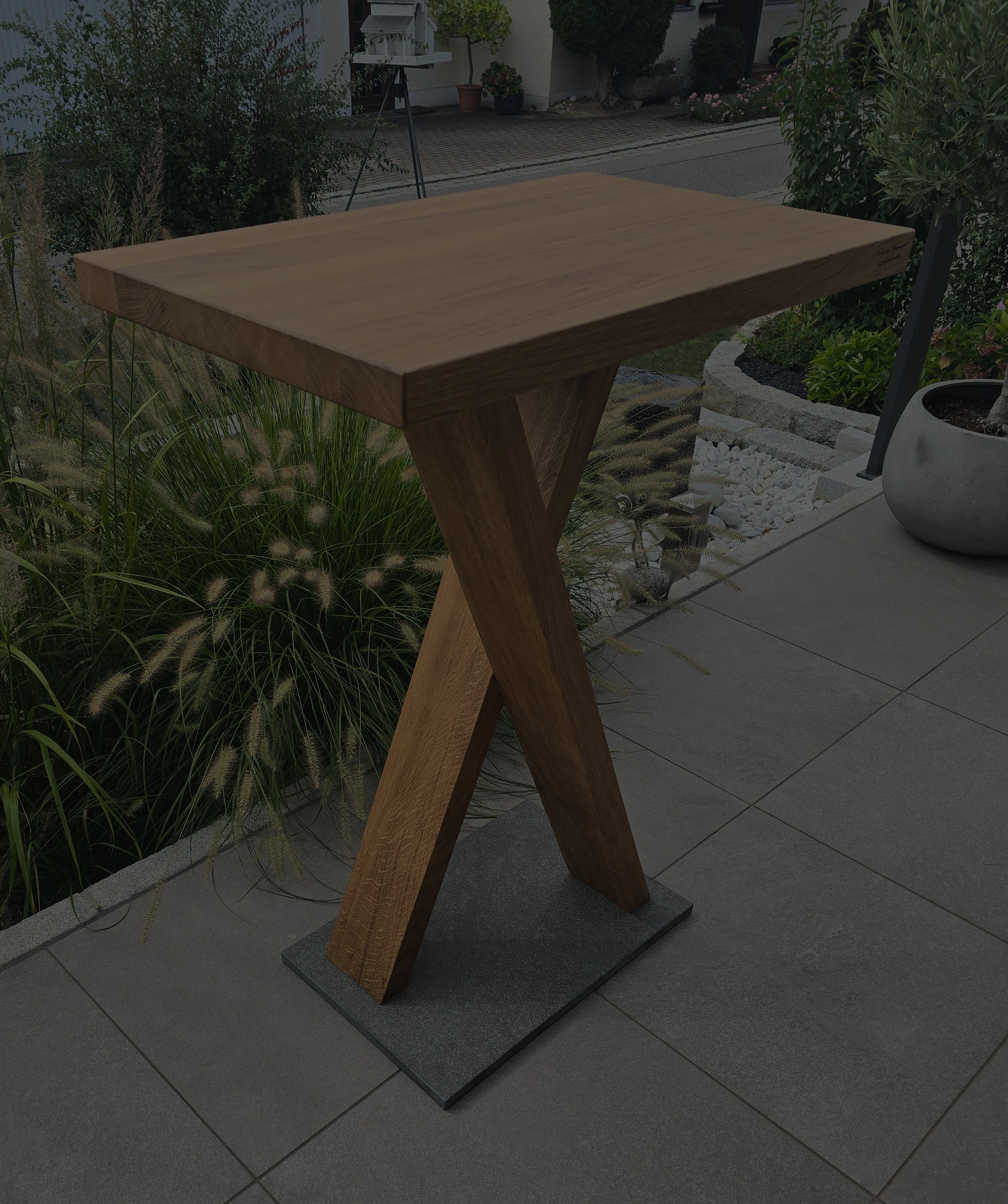 Tisch aus Holz und Epoxidharz