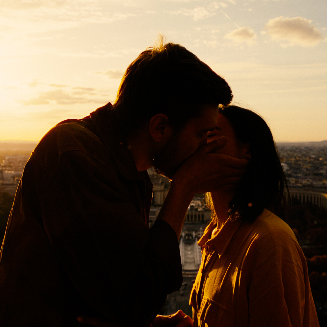 Paar küsst sich im Sonnenuntergang