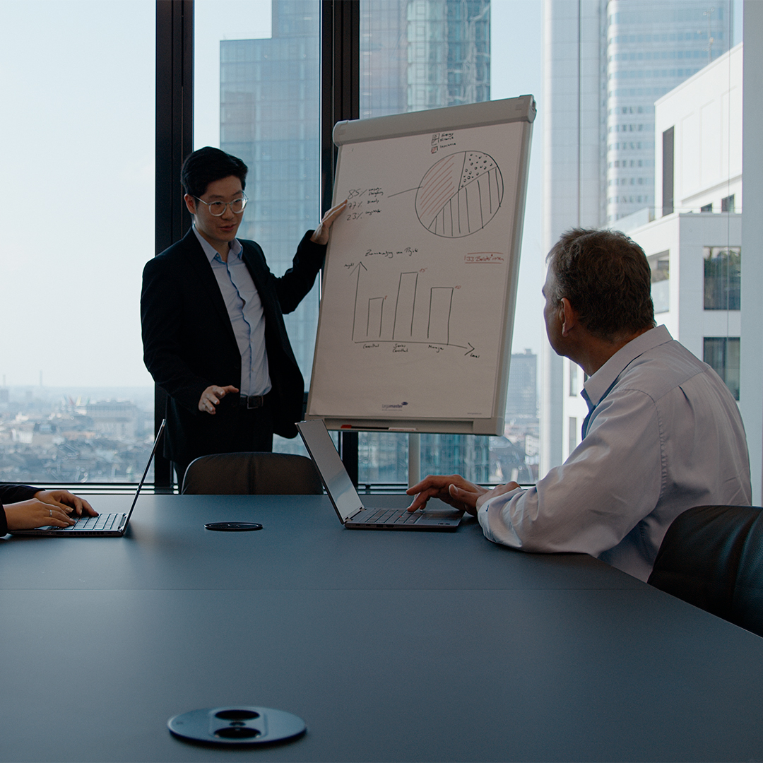 Person stellt Auswertungen vor