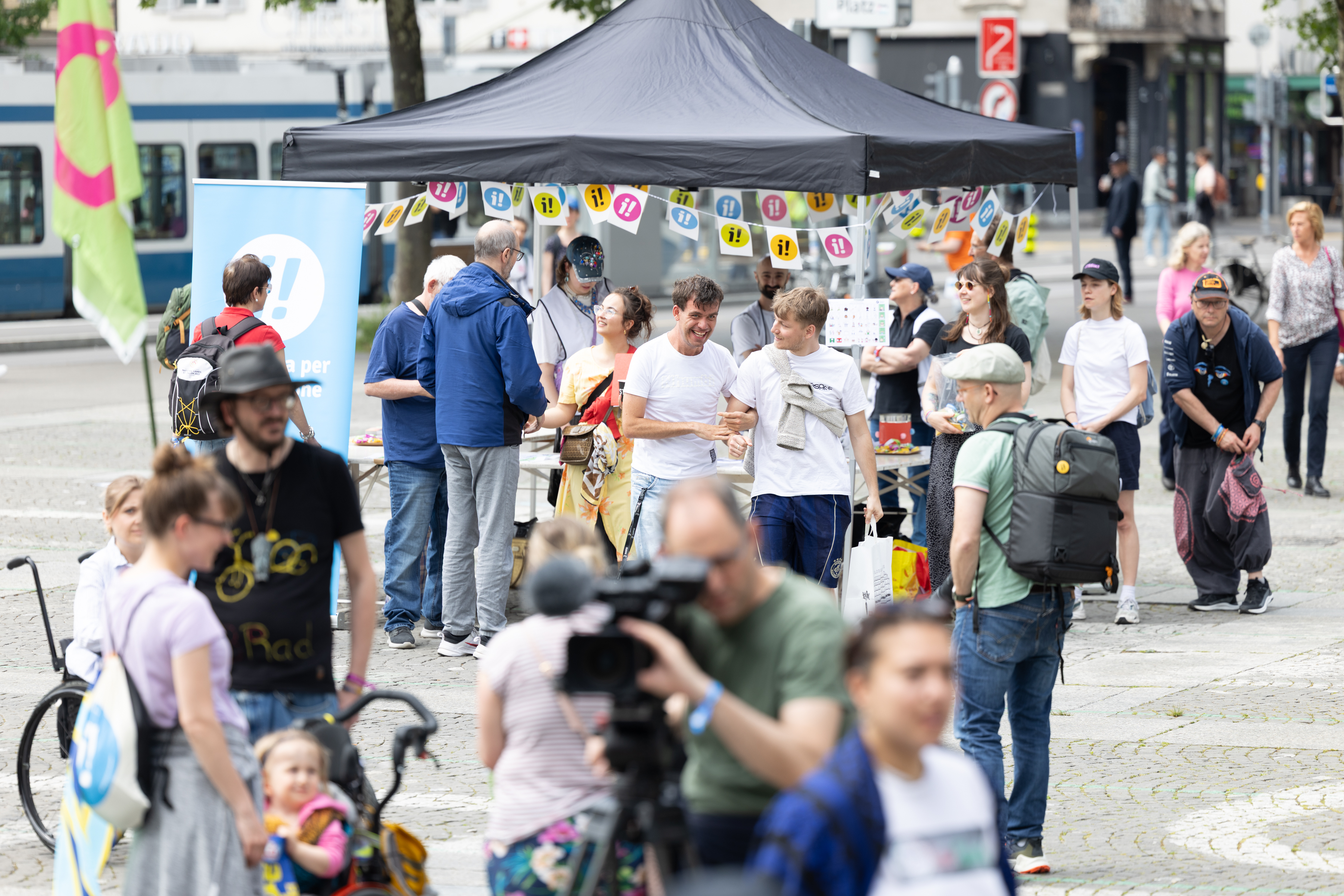 Gruppe junger Menschen mit und ohne Behinderung steht fröhlich zusammen und jubelt – Symbol für Gemeinschaft und gelebte Inklusion.
