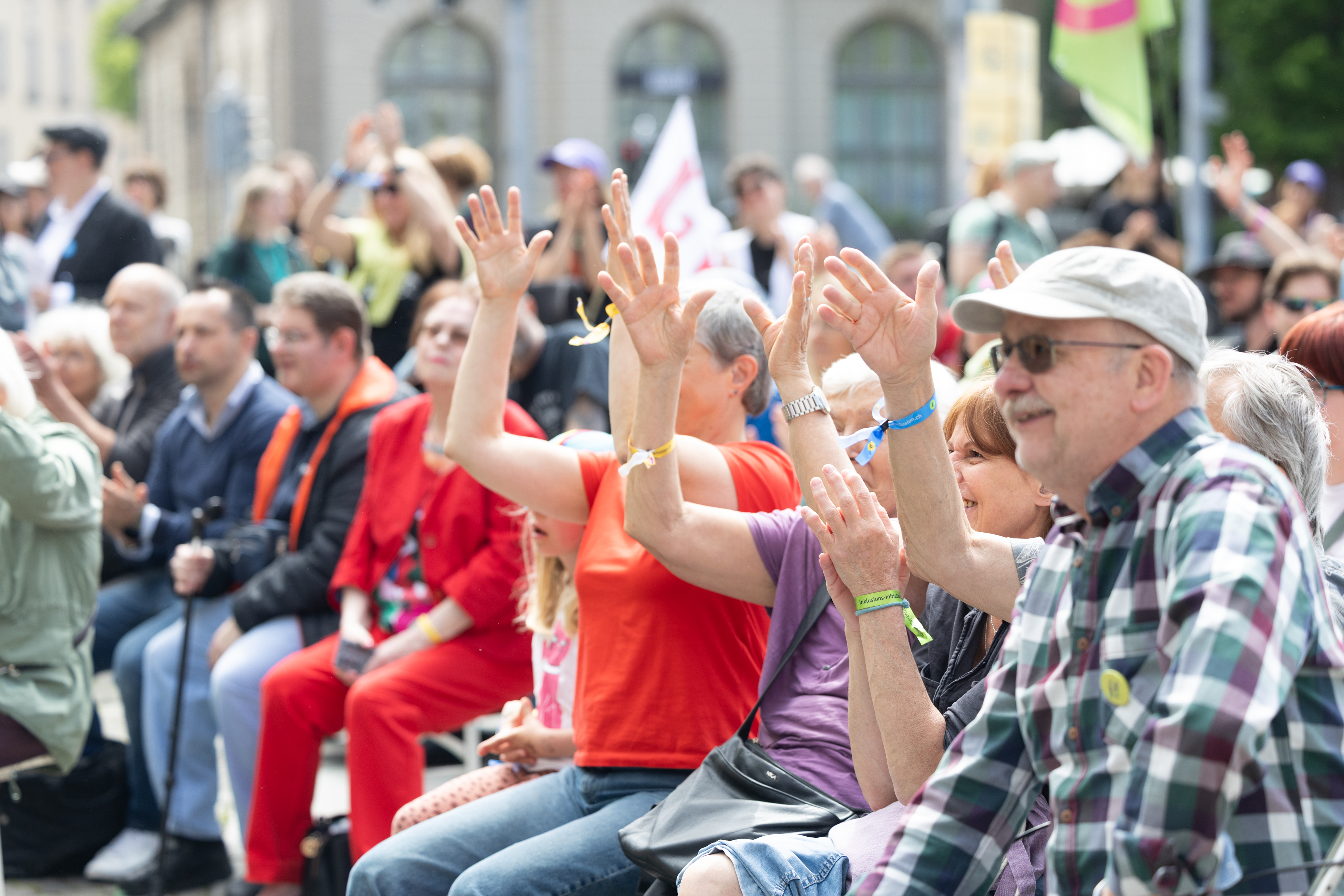 Person hält bei einer Demonstration ein Schild mit der Aufschrift „We need a change“ hoch – Aufruf zu gesellschaftlichem Wandel.


