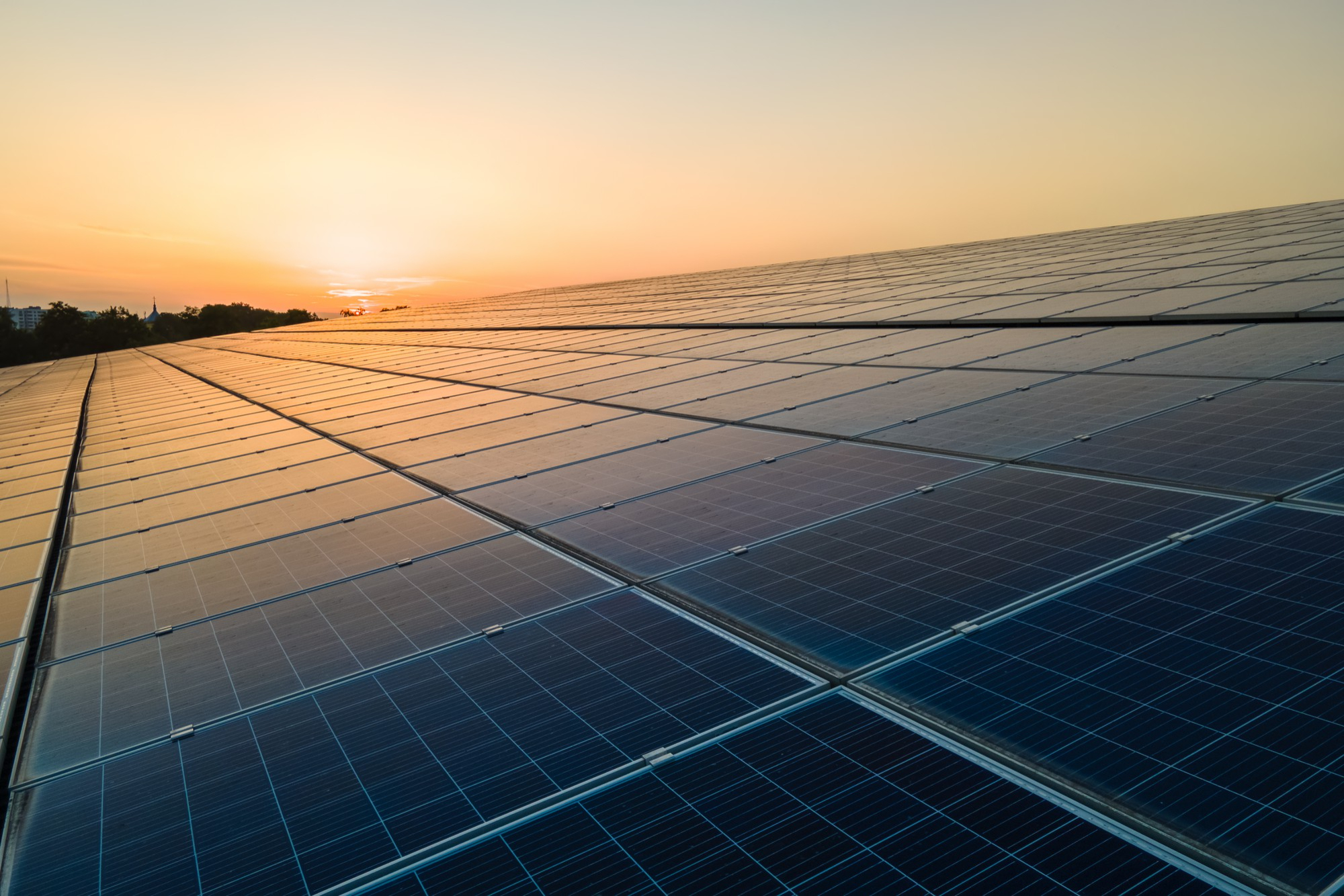 Photovoltaikanlage auf Hausdach bei Sonnenschein