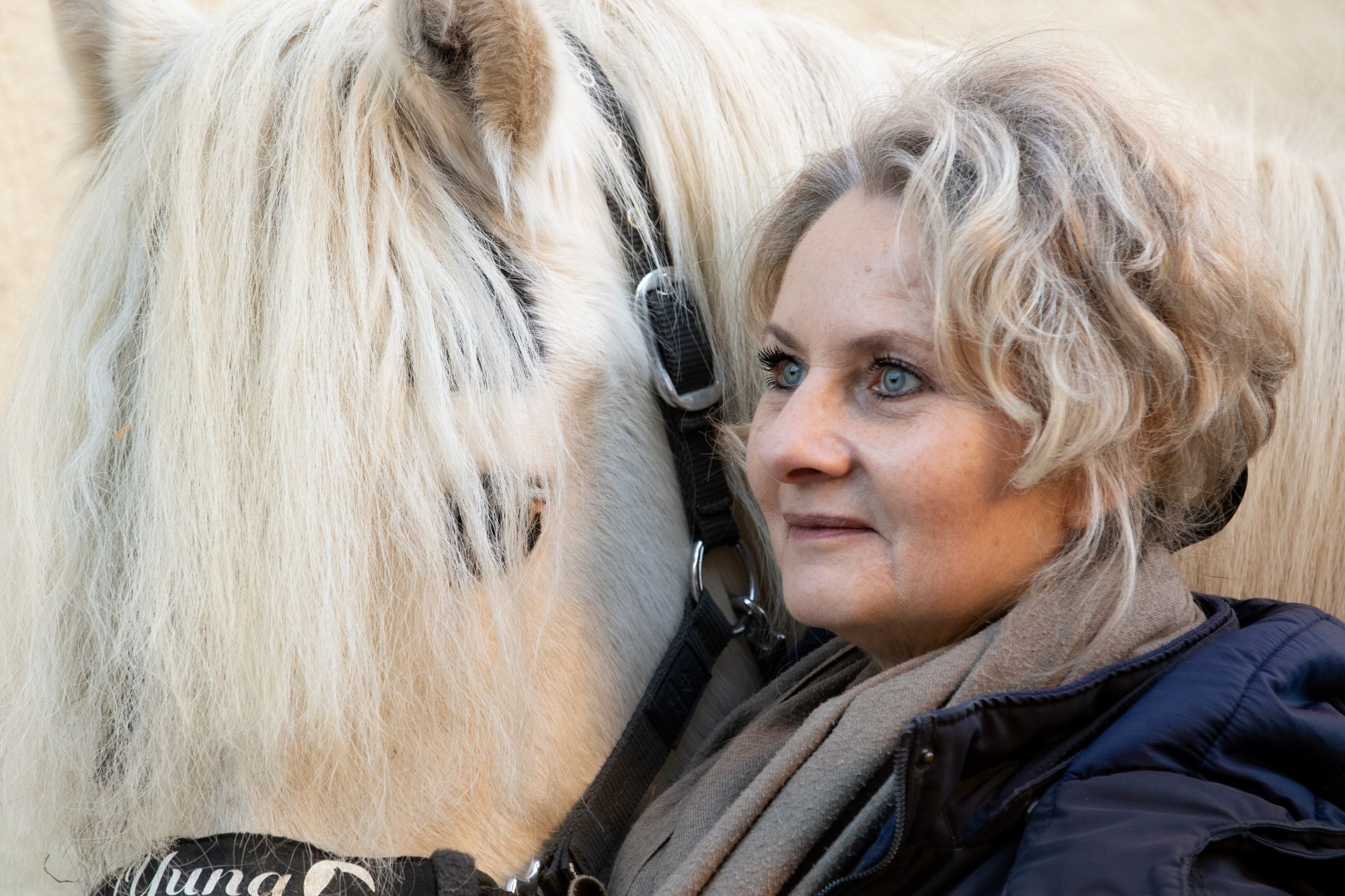 Silke Blickt zur Seite mit Pferd
