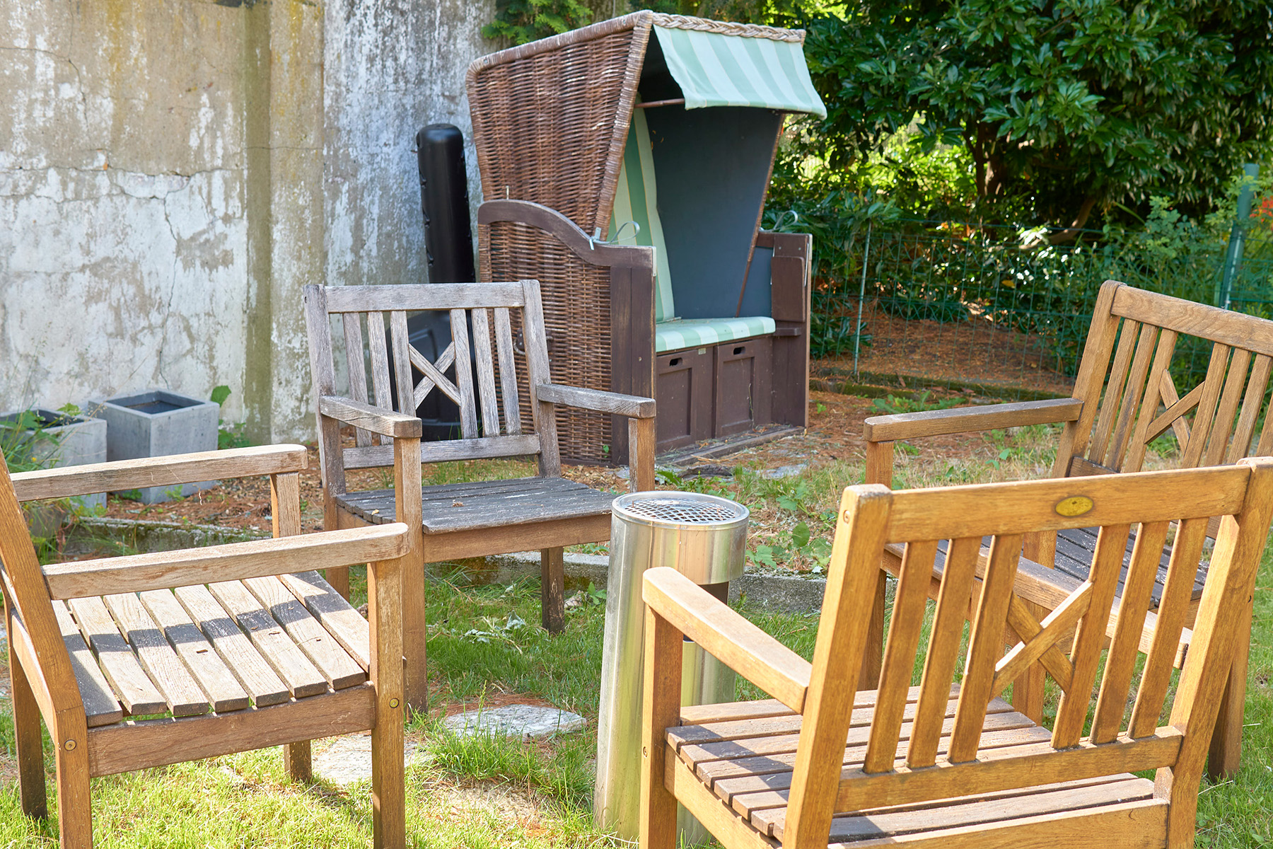 Garten mit Holzstühlen