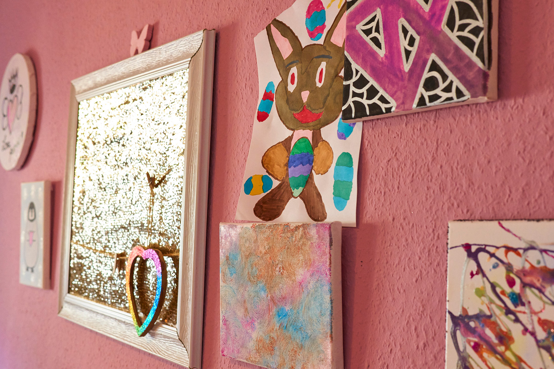 Rosa Wand mit Bildern