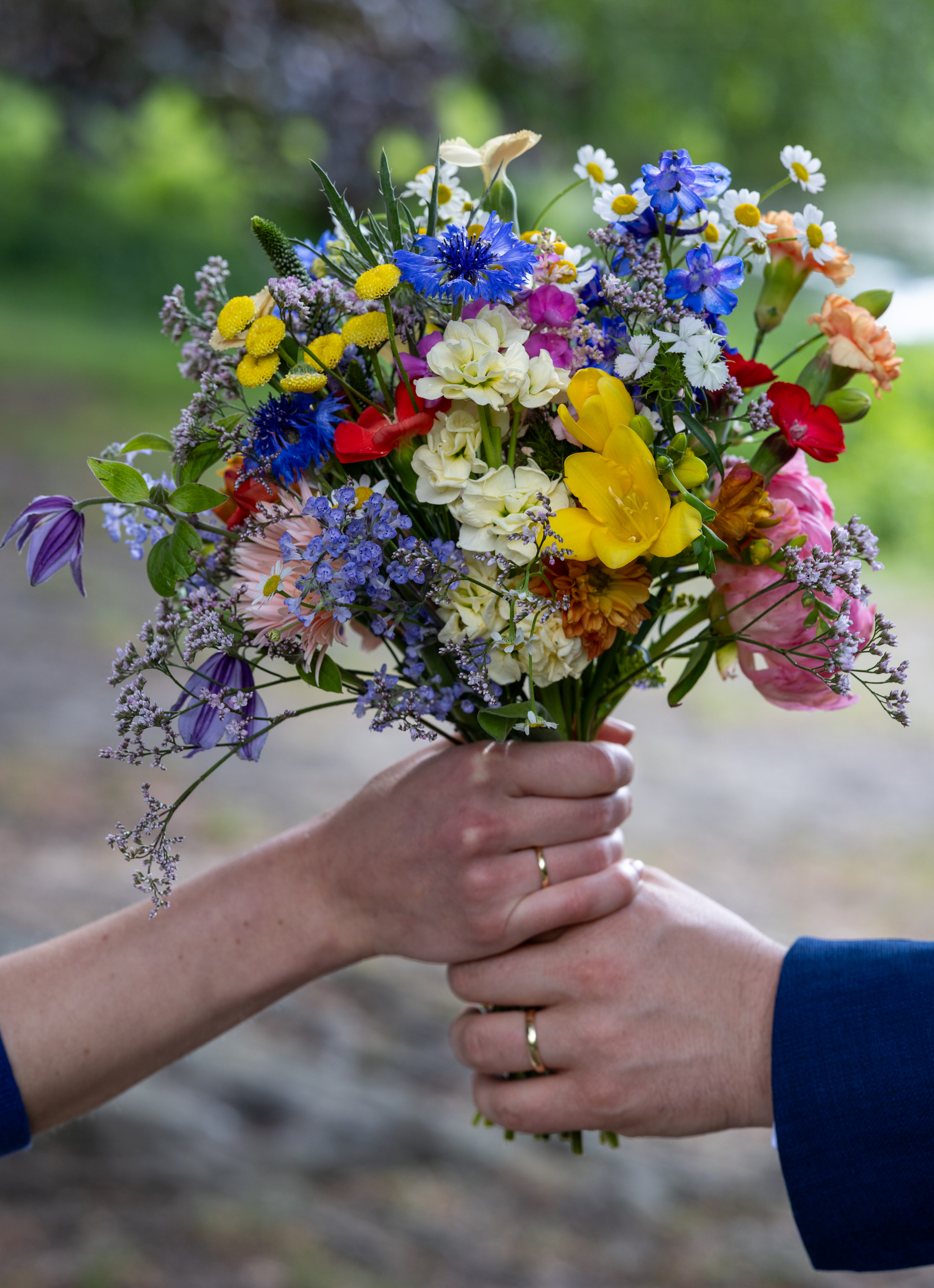 Bunter Wildblumen-Brautstrauß bei Berliner Hochzeit