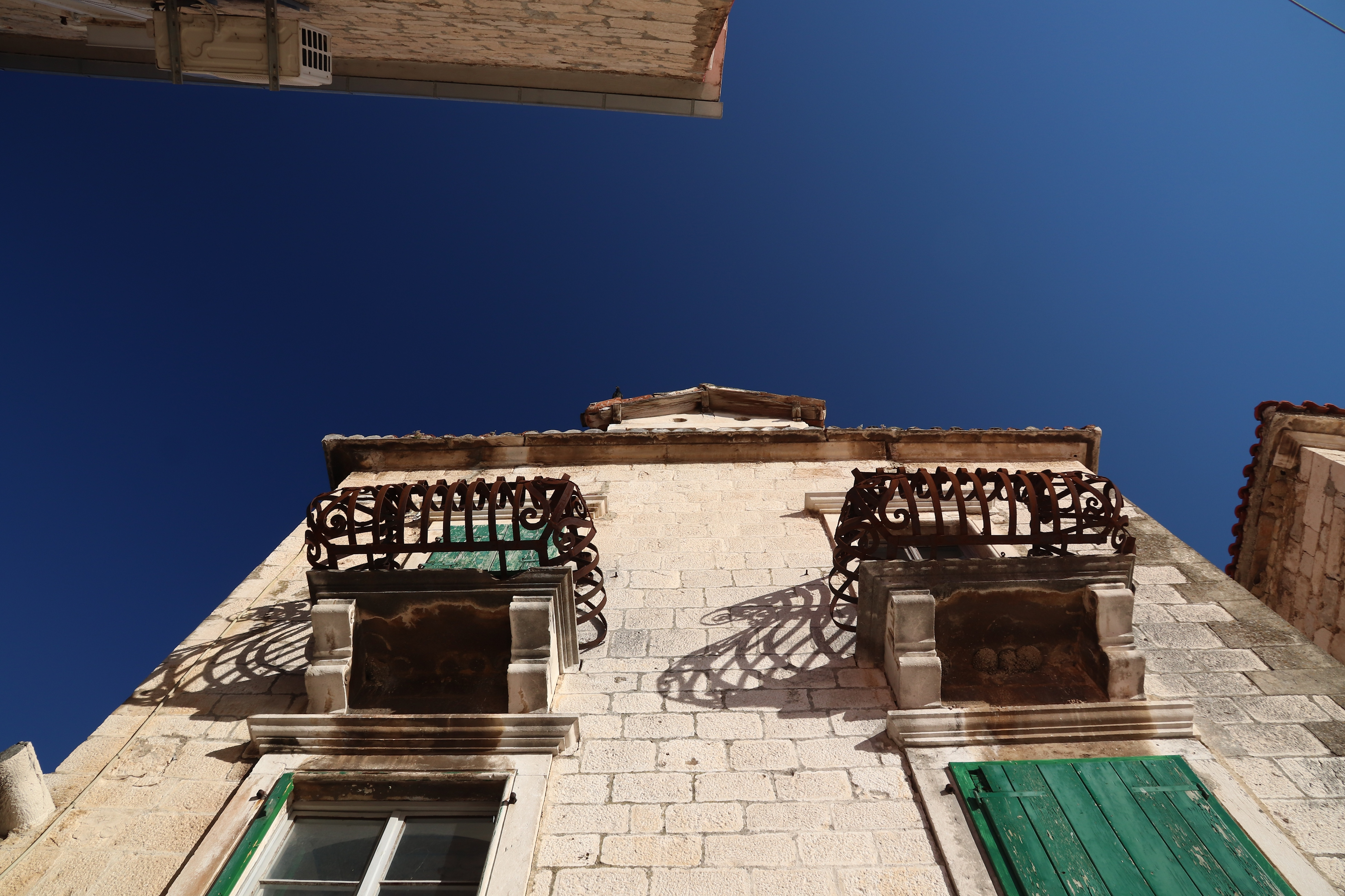 Haus in Kroatien aus Froschperspektive