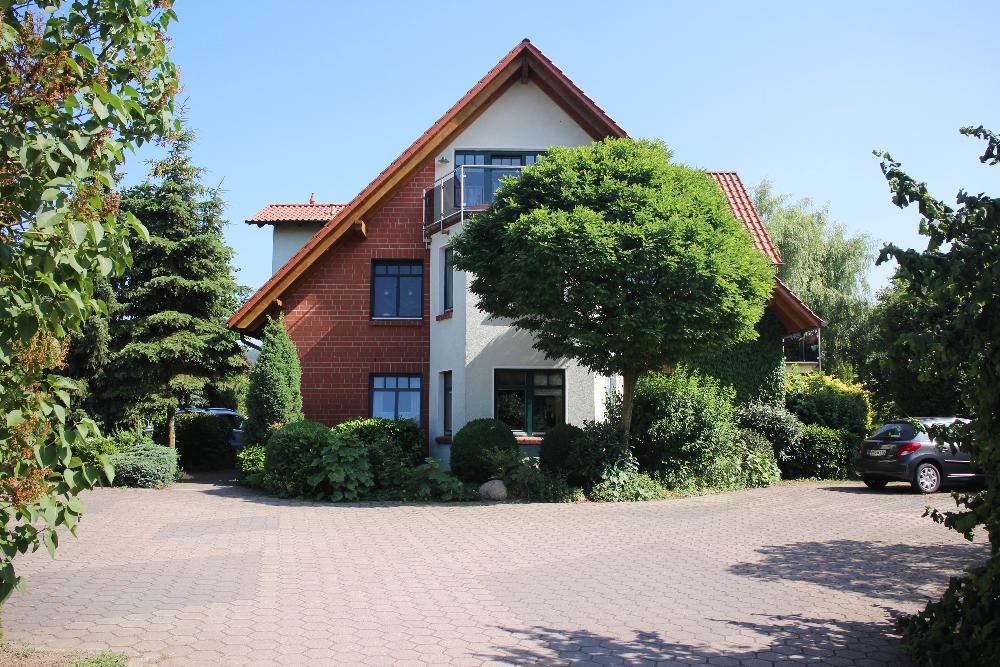 Mehrfamilienhaus mit Balkon und Auffahrt