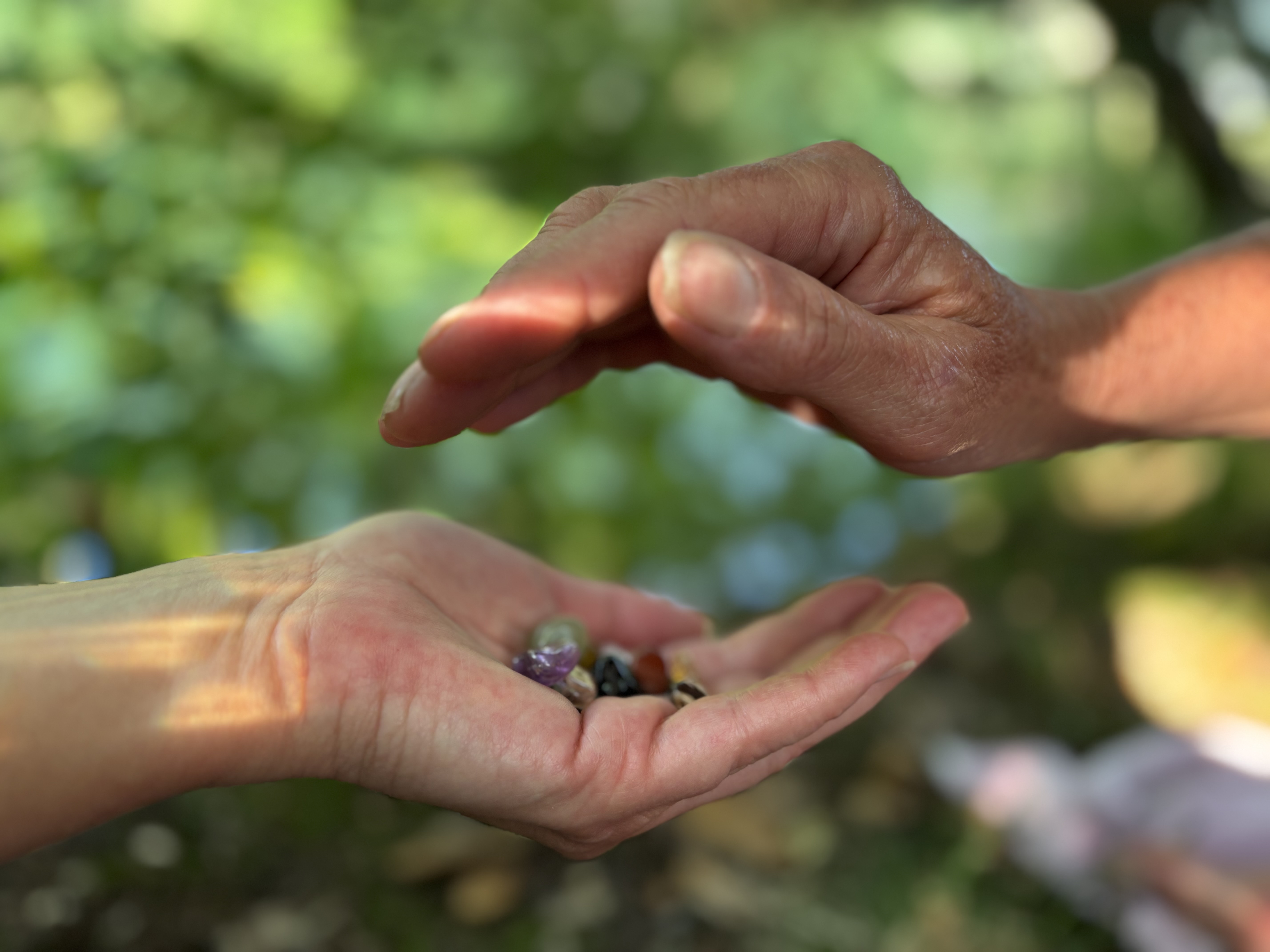 Runen liegen in offener Hand