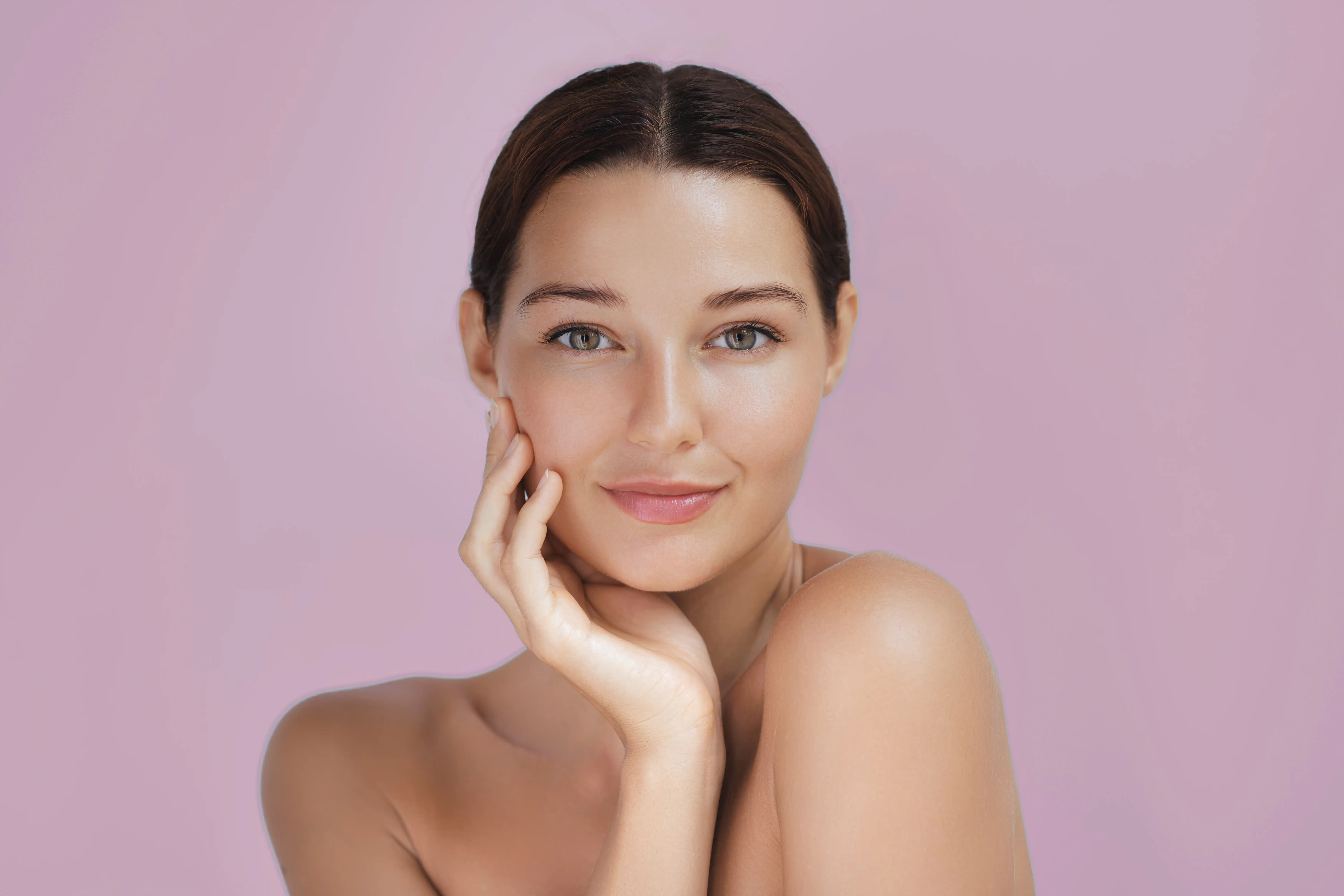 Frau mit reiner Haut lächelt in Kamera