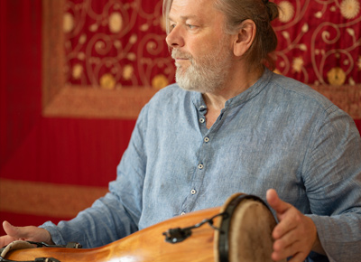 Foto von Helmut Rochholz mit einer Trommel