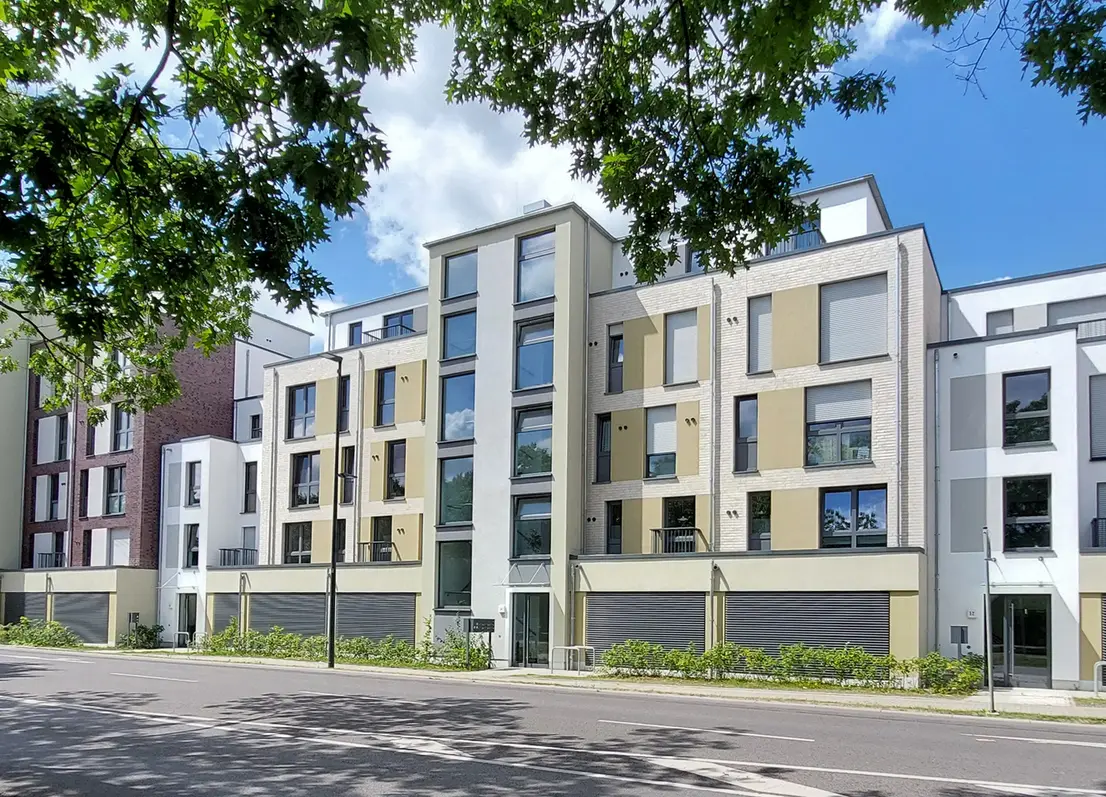 Mehrfamilienhaus mit Balkon und Auffahrt