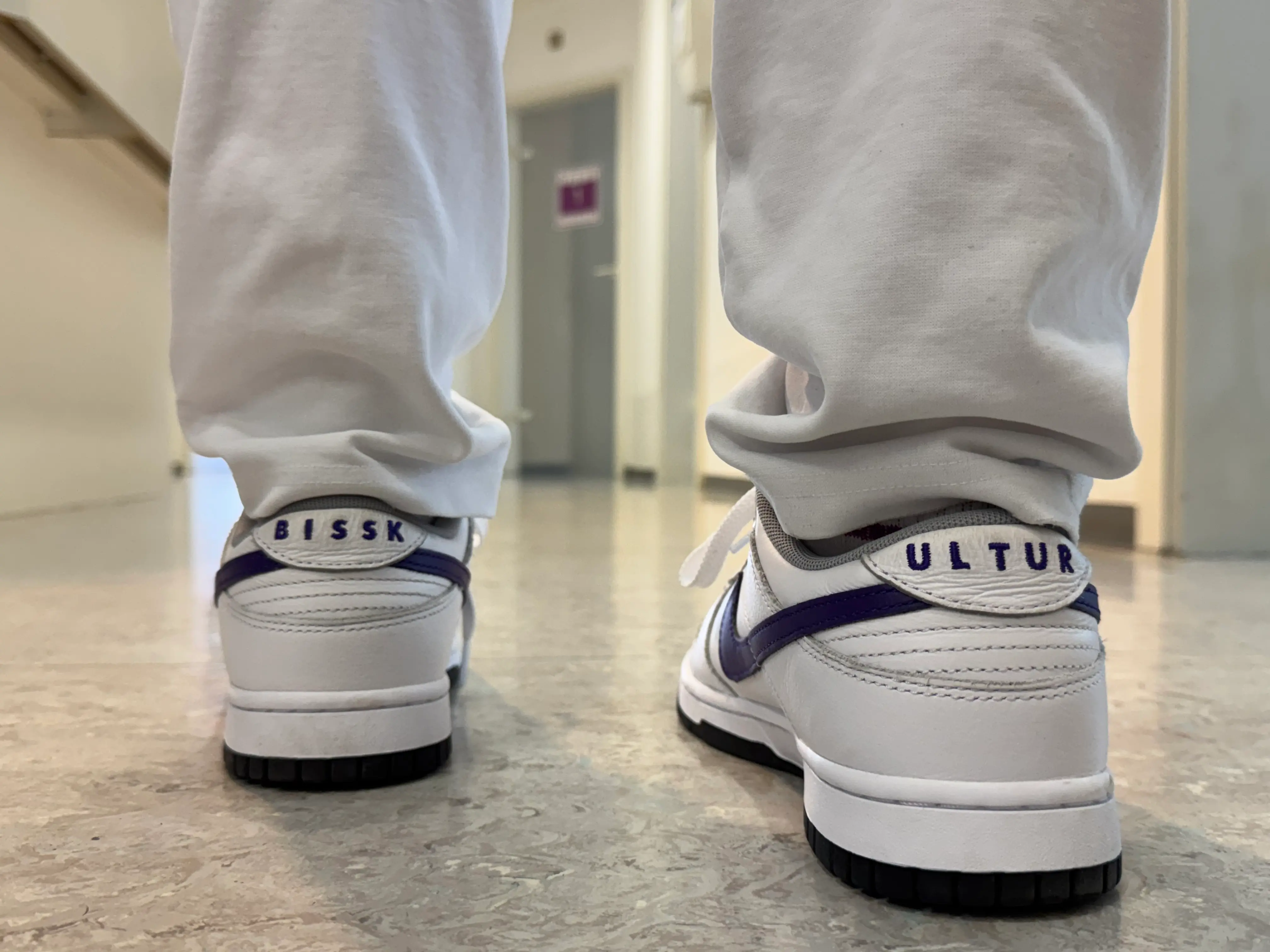 Sneaker Schuhe mit Bisskultur Stickung