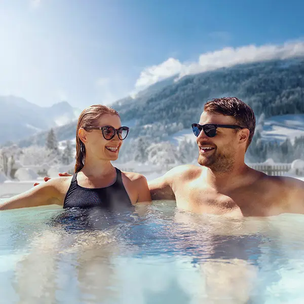 Junges Pärchen entspannt im Pool