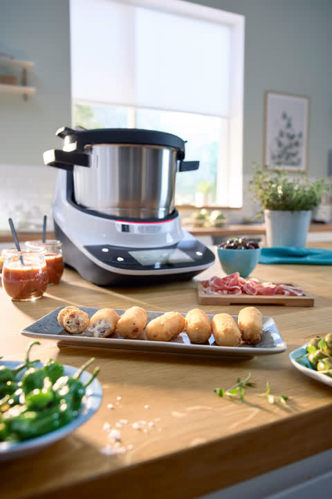 Cookit Maschine auf Küchentheke mit Zutaten