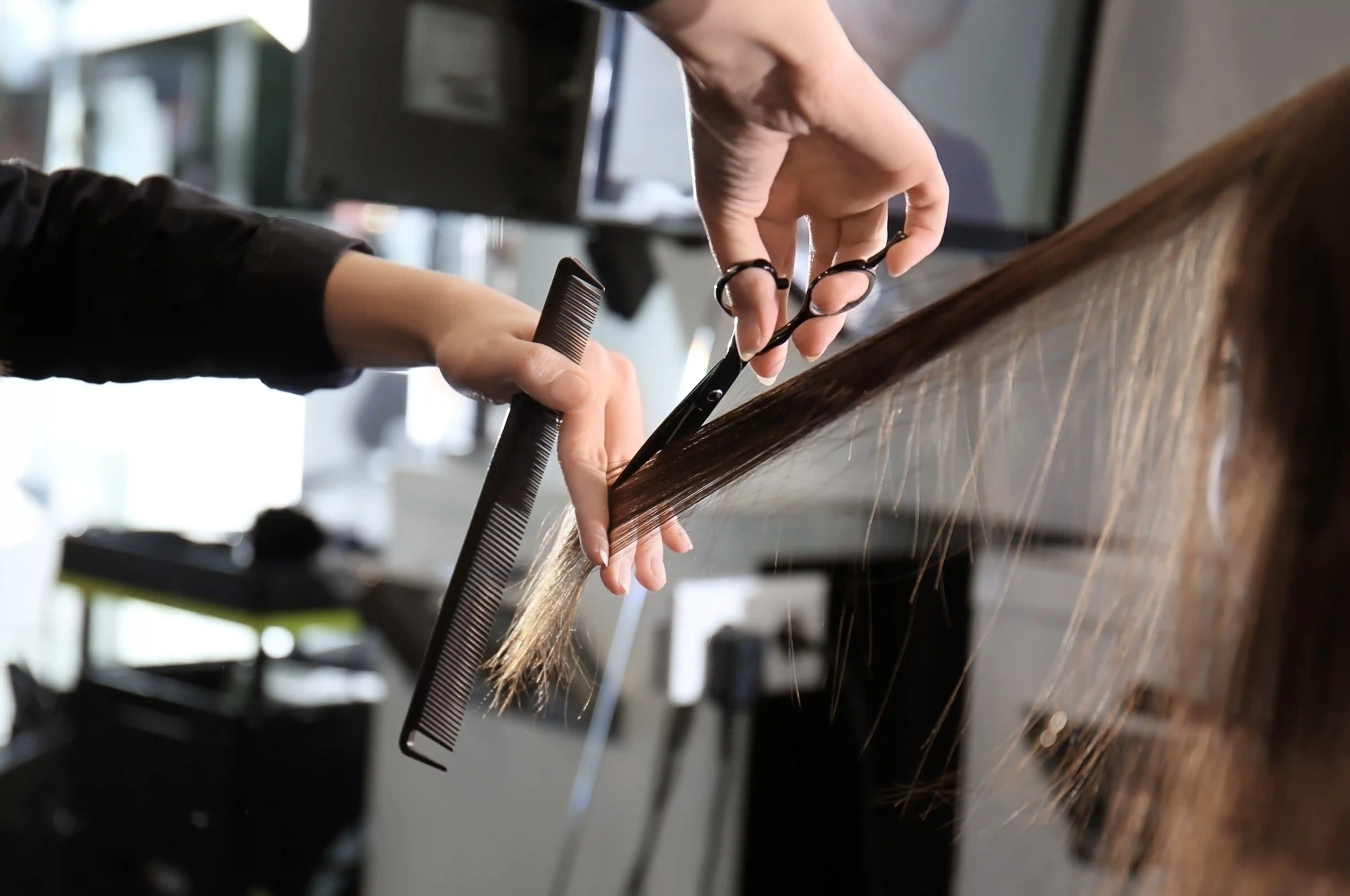 Haare werden von Friseur geschnitten