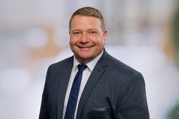 Selbstsicherer Mann durch schonende Gewichtsabnahme