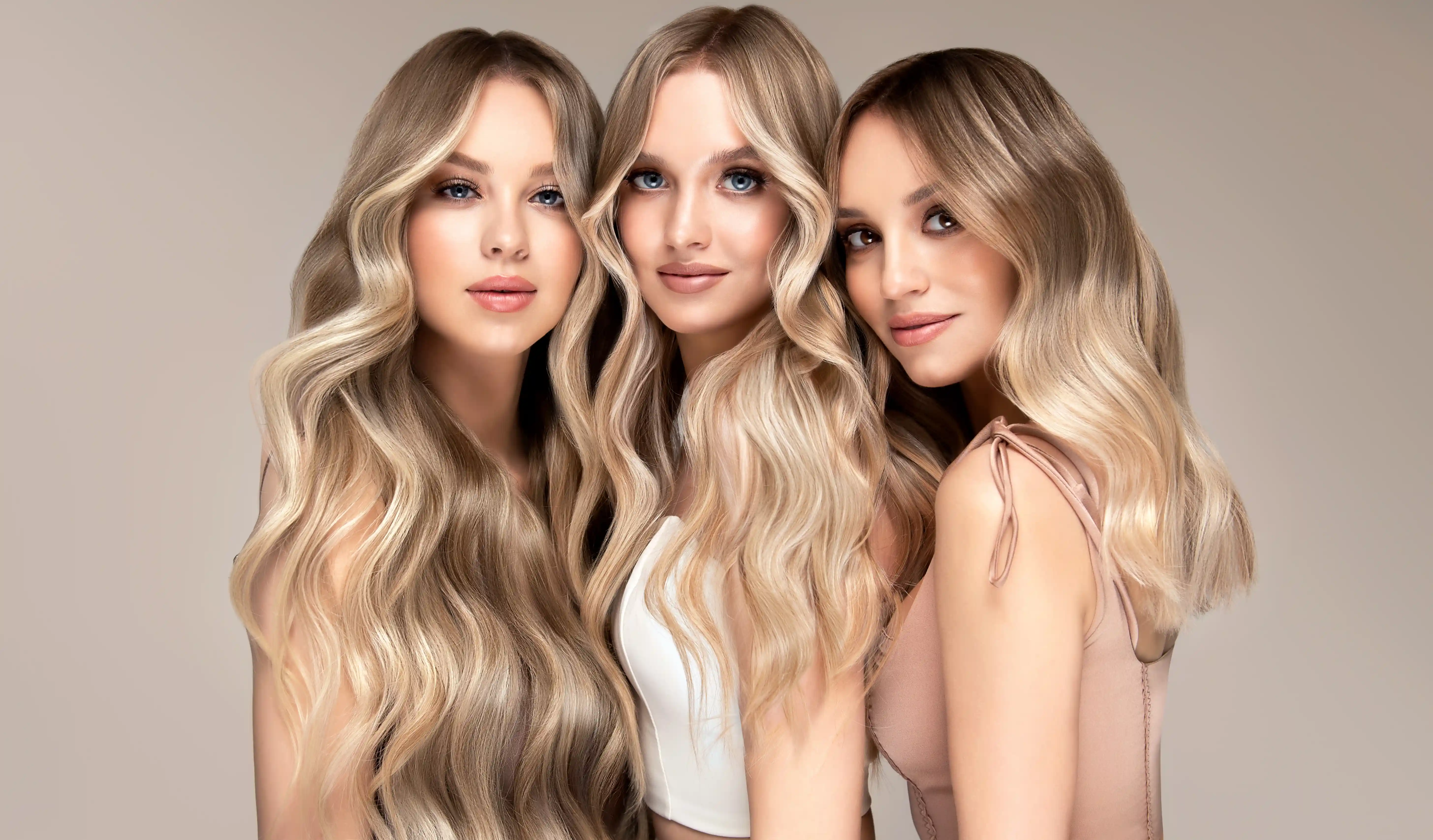 Frau mit Balayage Haarschnitt