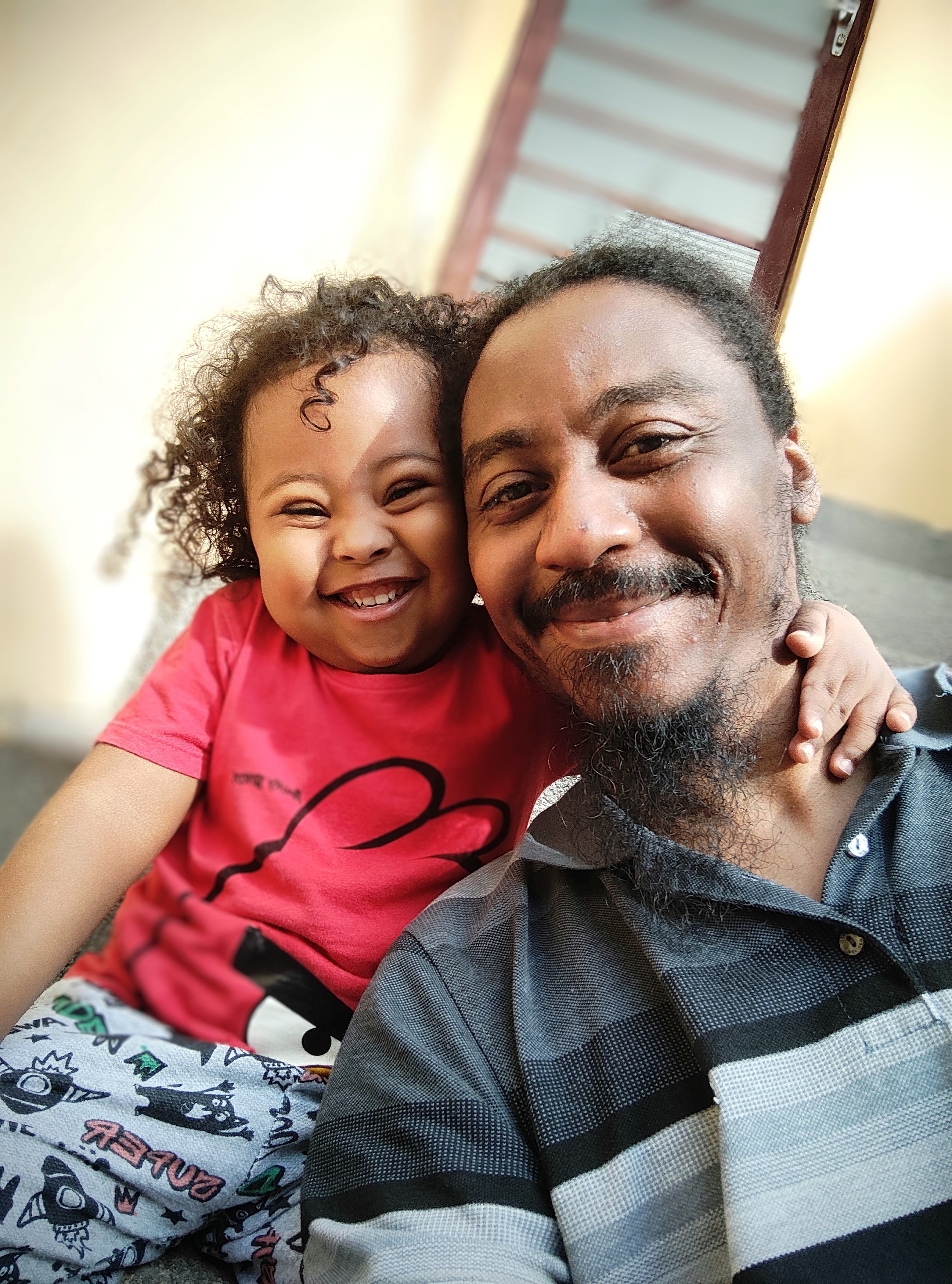 Foto de Thiago Ribeiro, fundador do Instituto, sorrindo com seu filho Noah.