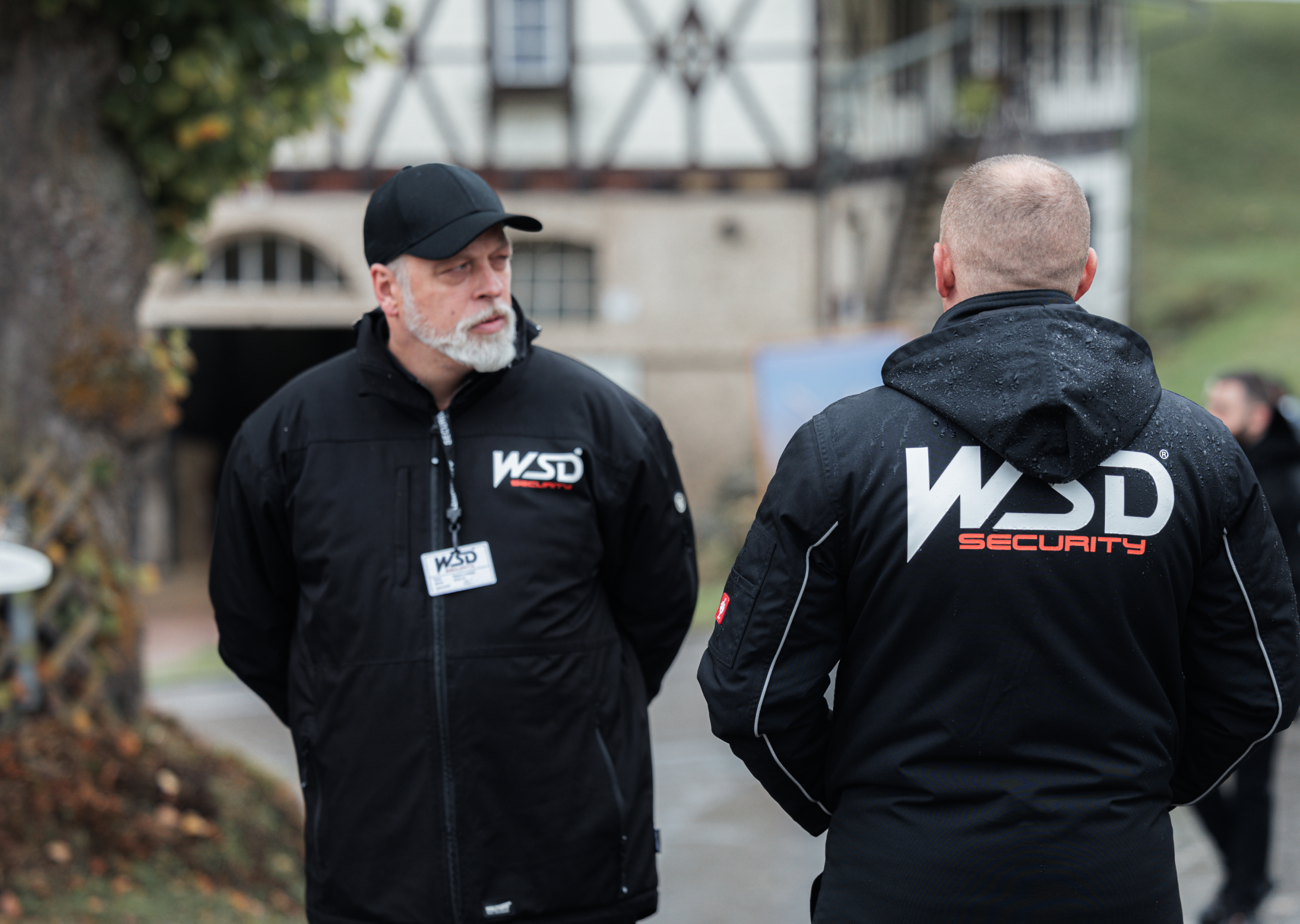 Sicherheitsmitarbeiter der WSD Security im Regen