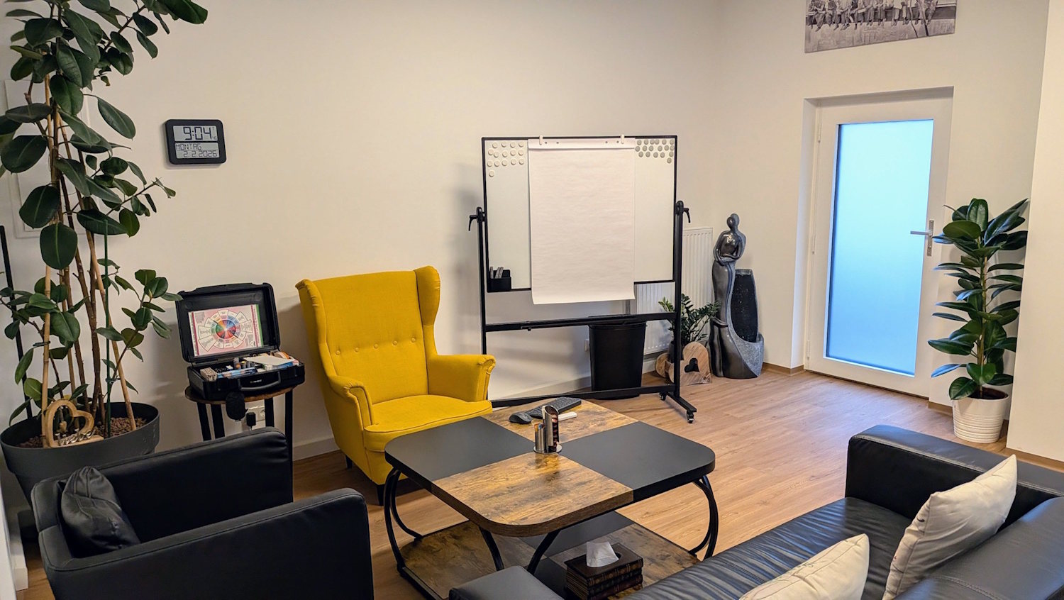 Man sieht den Beratungsbereich von Mag. Streitberger samt Ohrenstuhl und Sofa