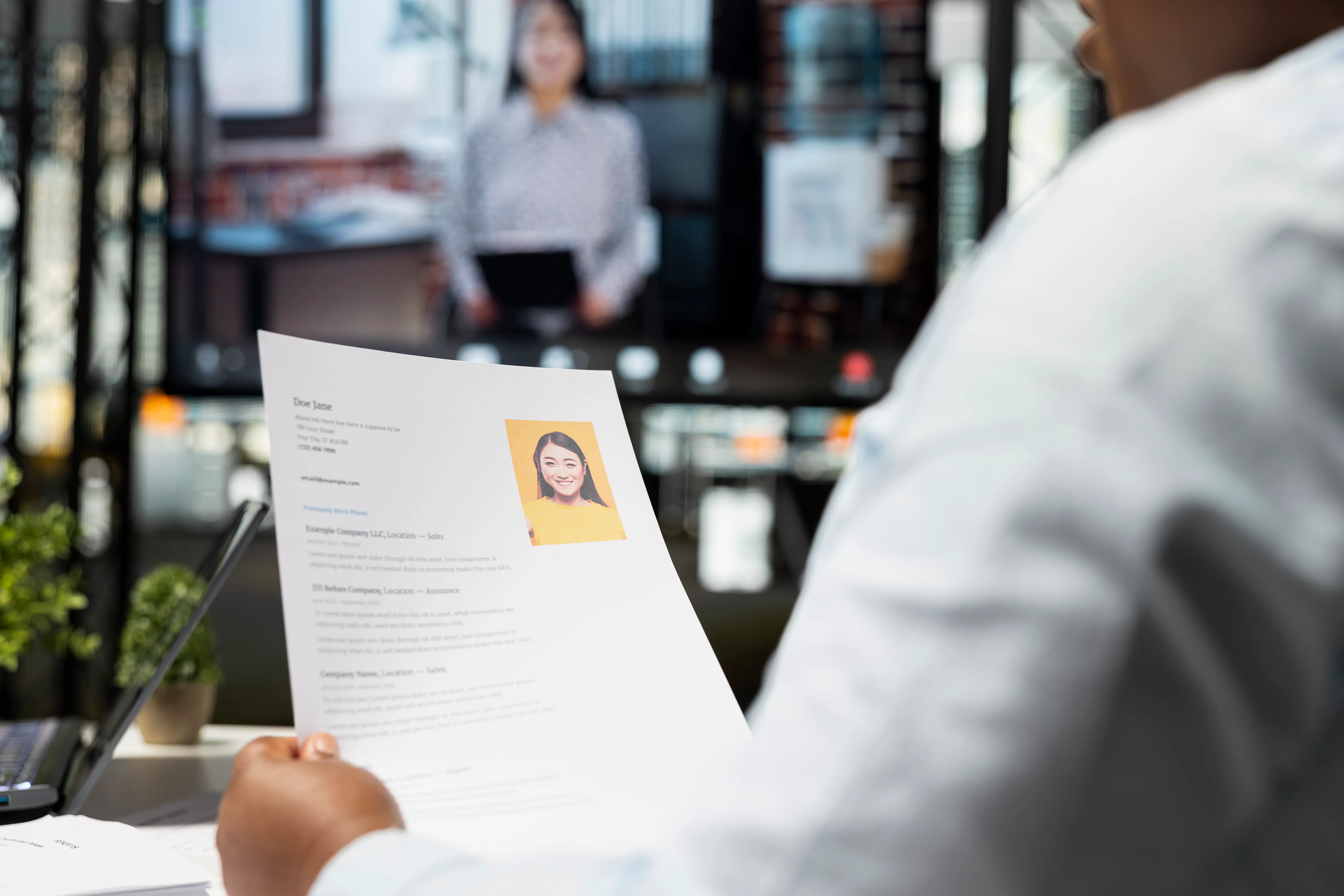 Recruiter schaut sich Lebenslauf an