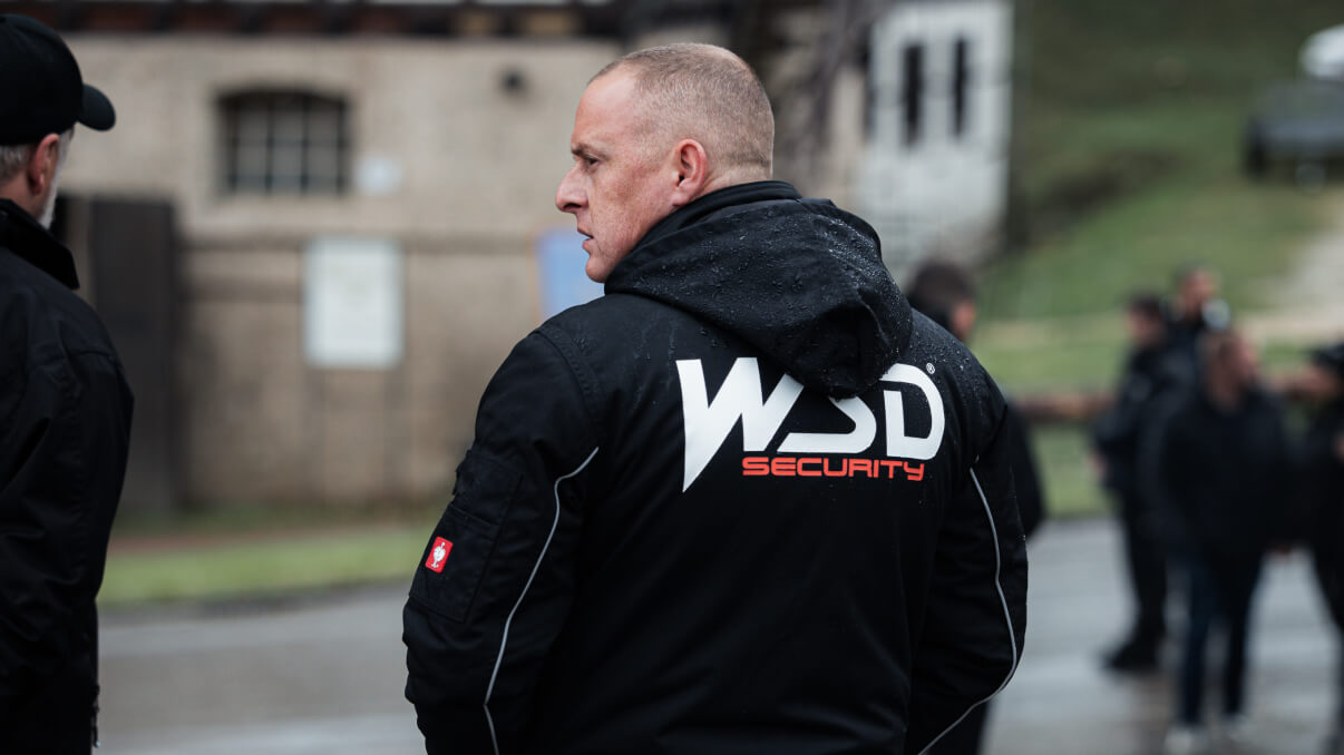 Sicherheitsmitarbeiter der WSD Security im Regen
