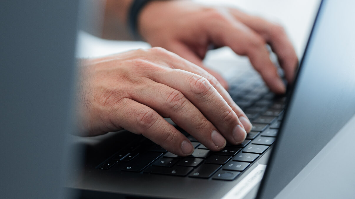Mitarbeiter der WSD Connect arbeitet am Laptop.