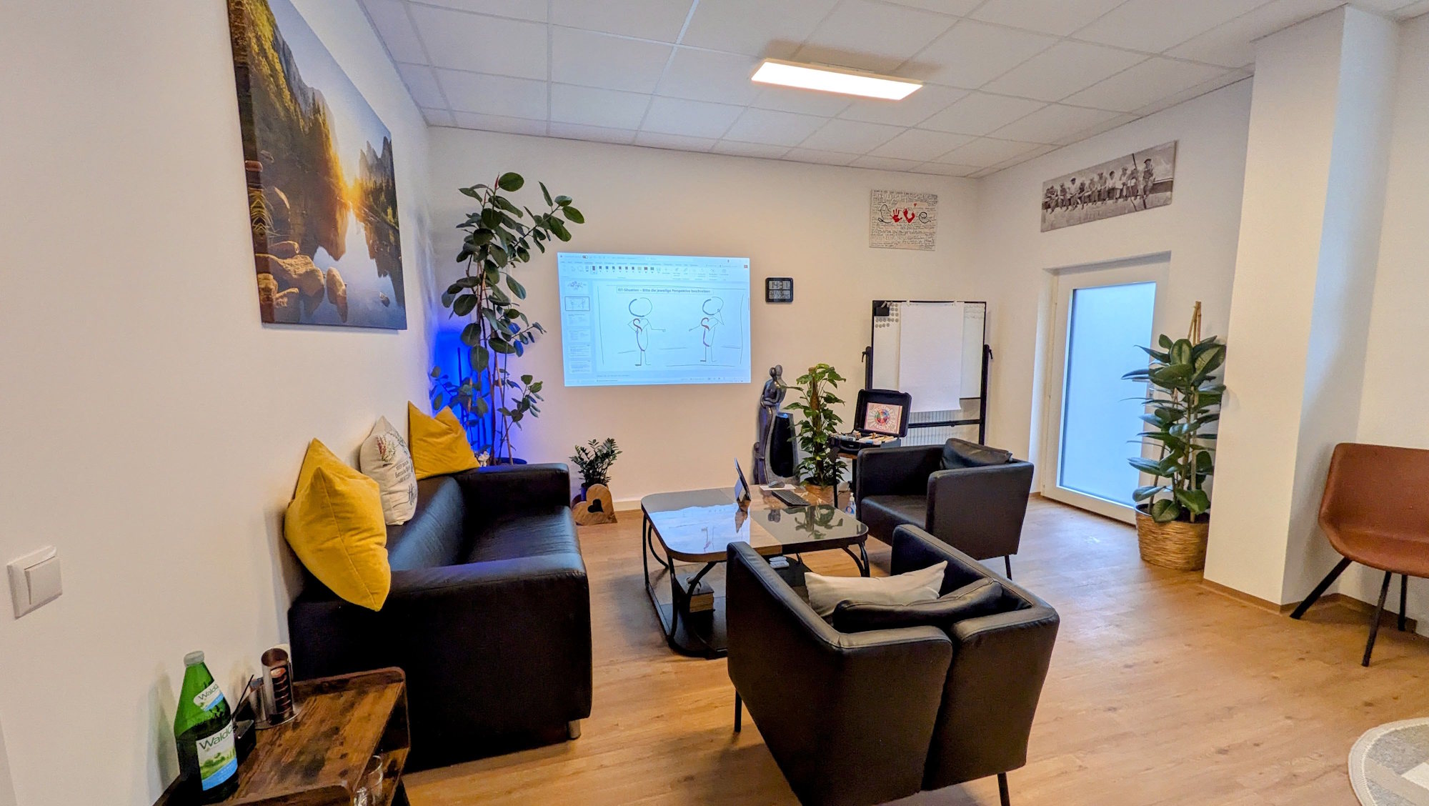 Man sieht den Beratungsbereich von Mag. Streitberger samt Ohrenstuhl und Sofa
