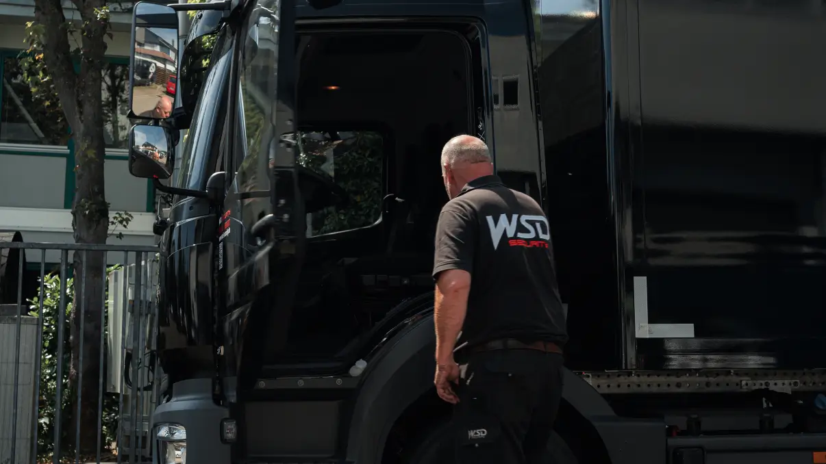 Mitarbeiter der WSD Fire + Rescue zeigt den Umgang mit einem Feuerlöscher