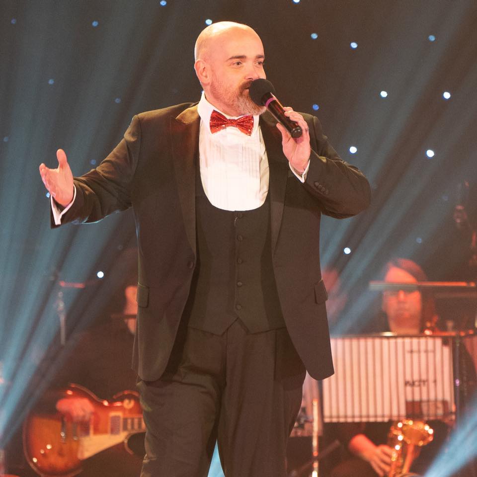 Chris Duke performing