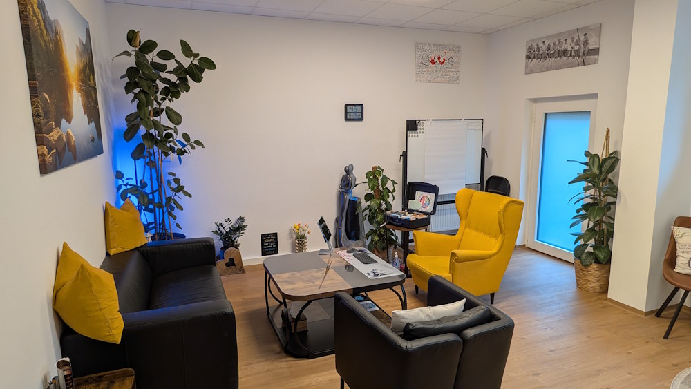 Man sieht den Beratungsbereich von Mag. Streitberger samt Ohrenstuhl und Sofa