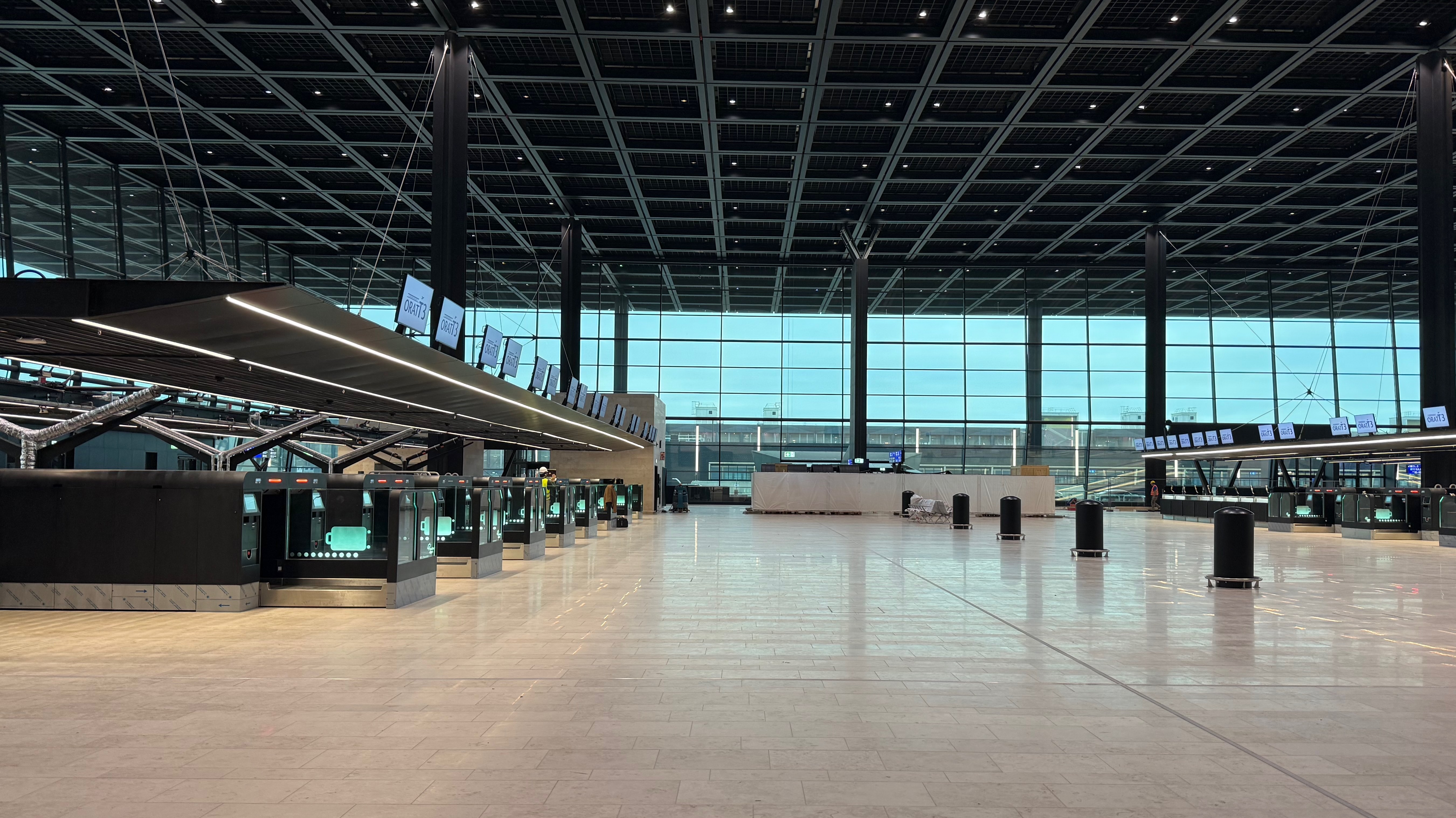 Flughafenterminal Deckenarbeiten