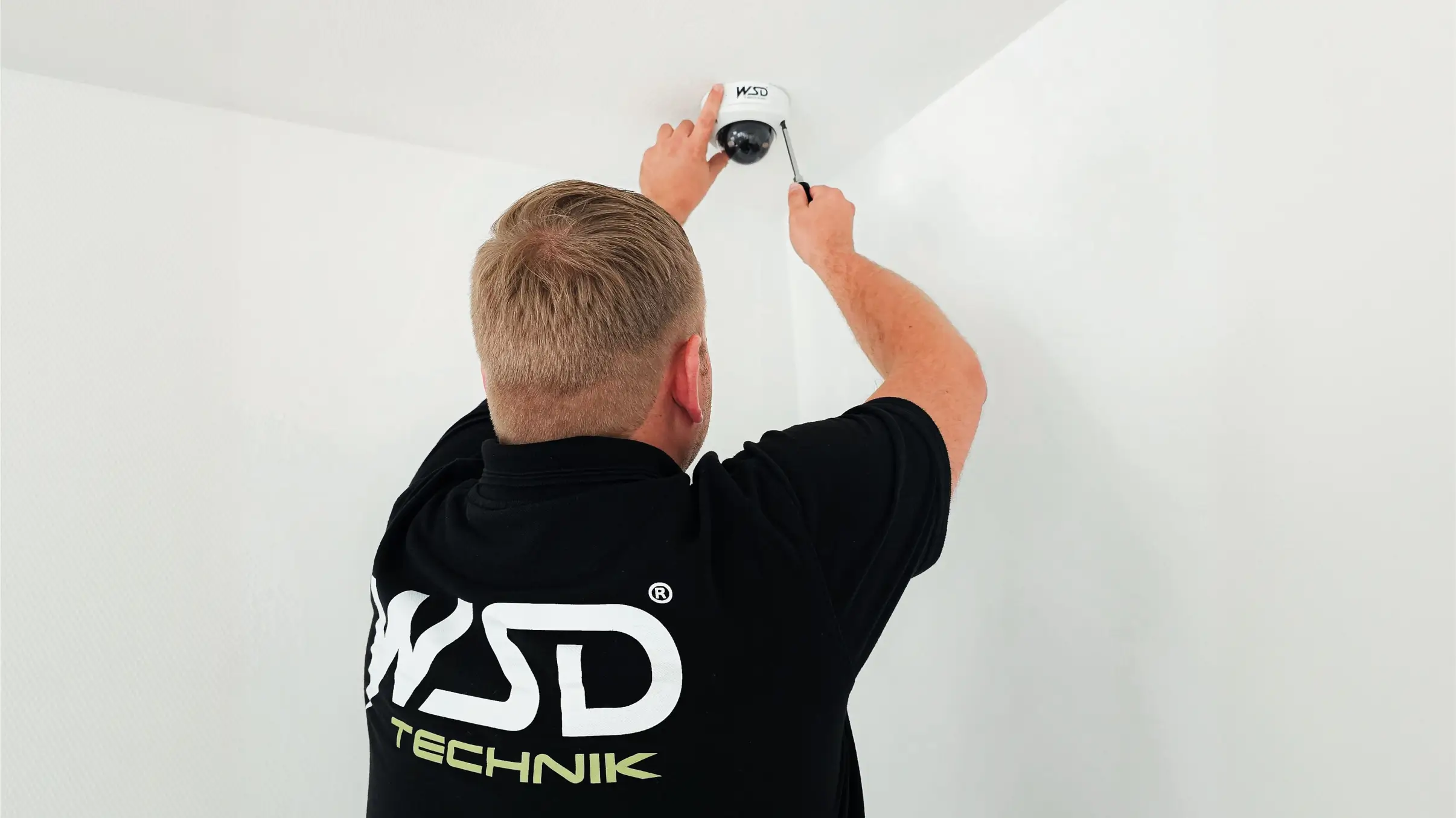 WSD Technik Mitarbeiter installiert Überwachungskamera