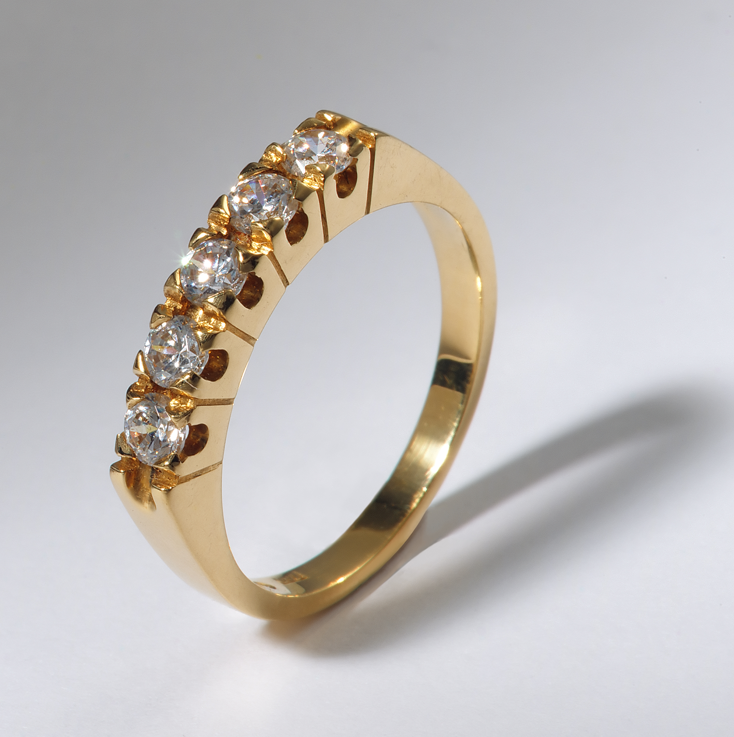 Generationenschmuck mit mehreren Diamanten