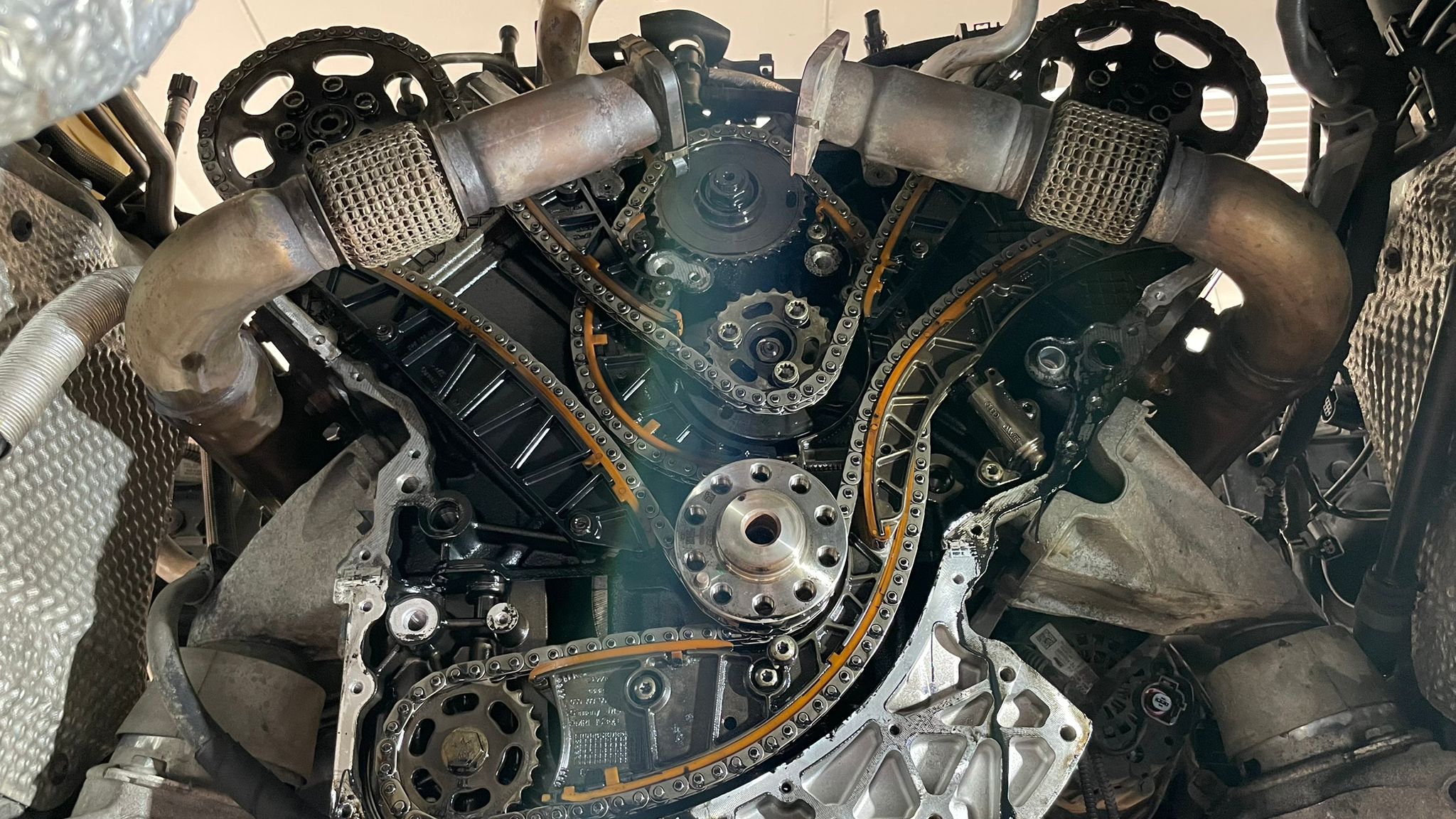 KFZ-Techniker bei der Arbeit in der Werkstatt