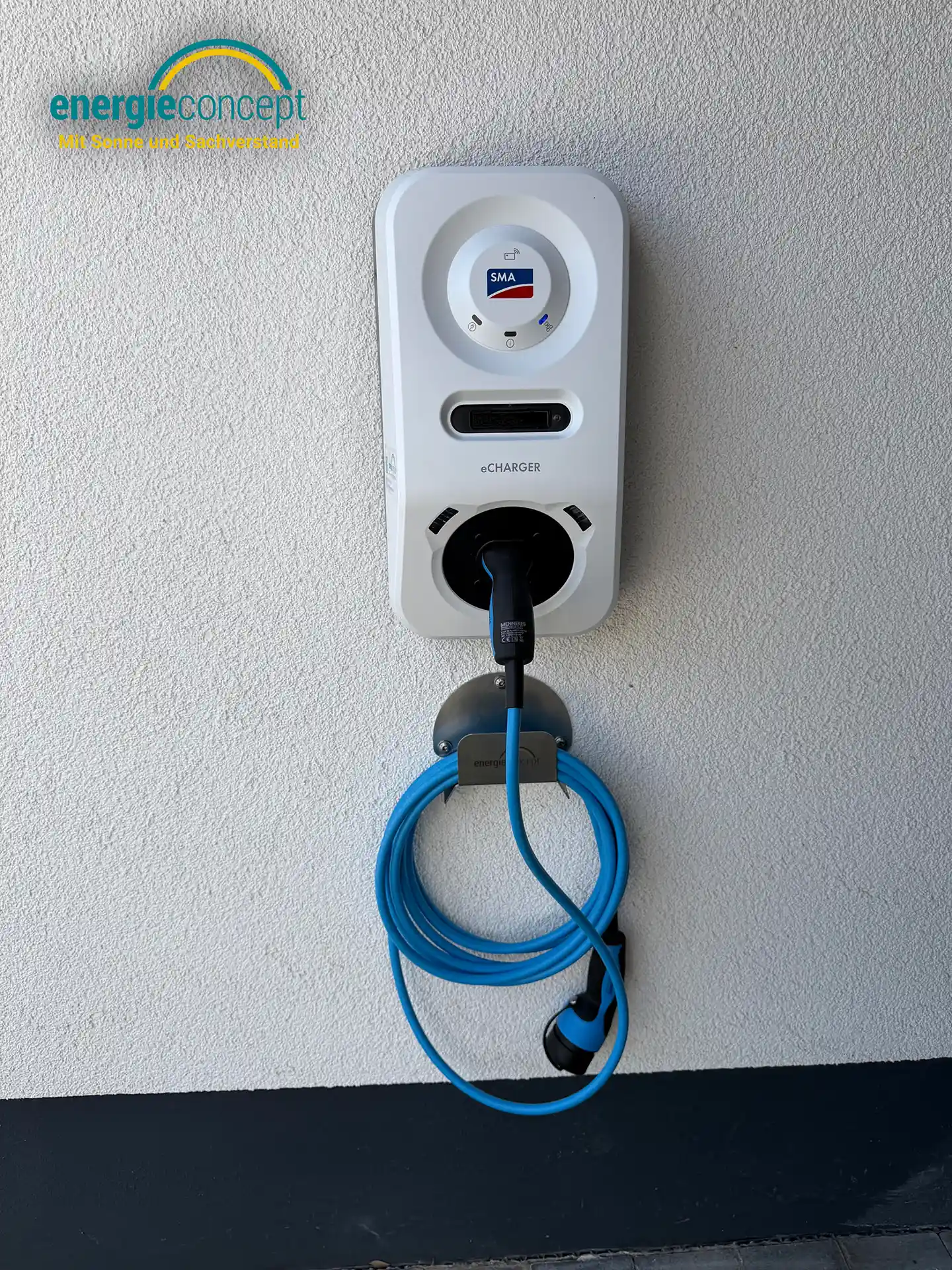 Das ist eine private Wallbox an der Wand montiert
