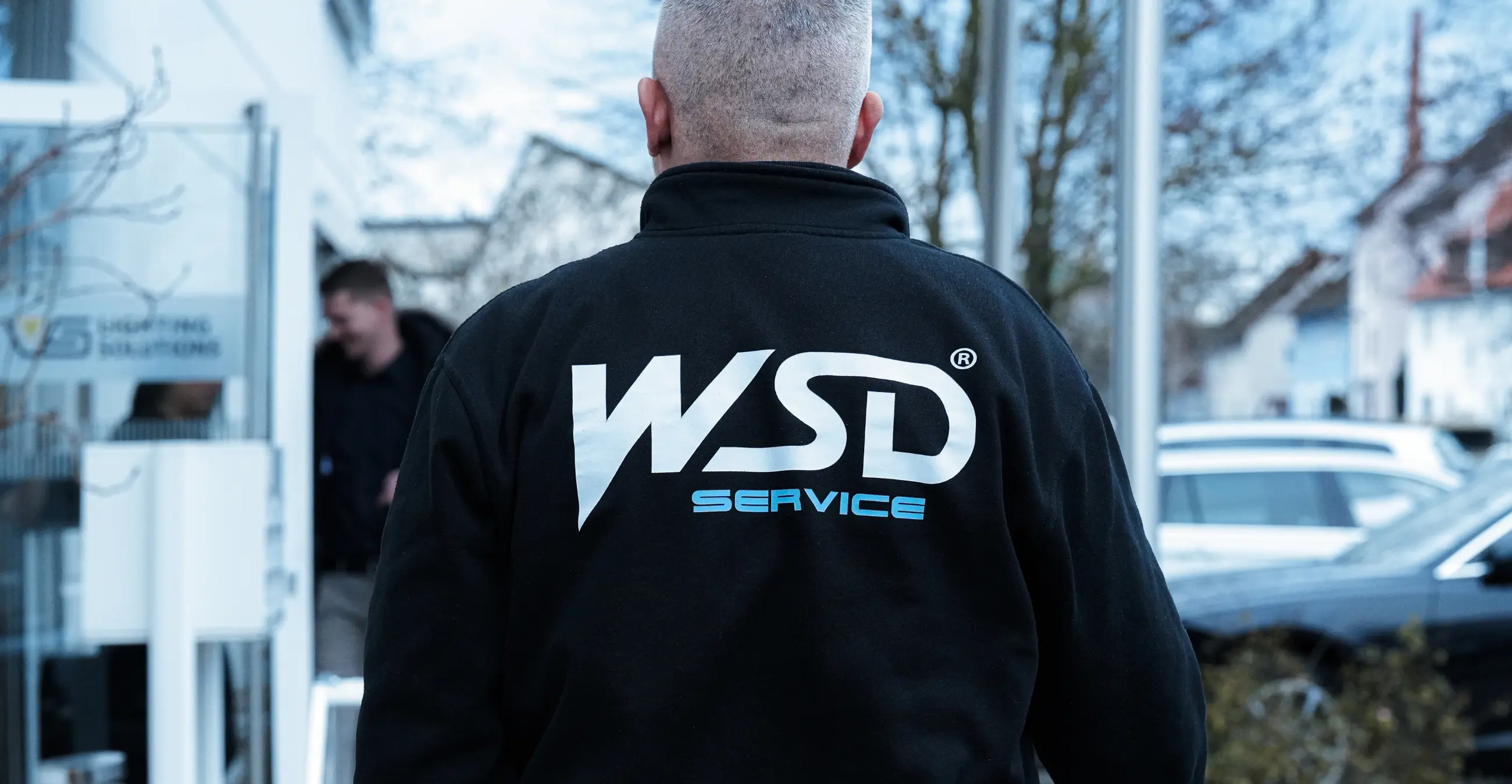 Mitarbeiter der WSD Service bringt Schutz auf dem Dach eines Gebäudes an.