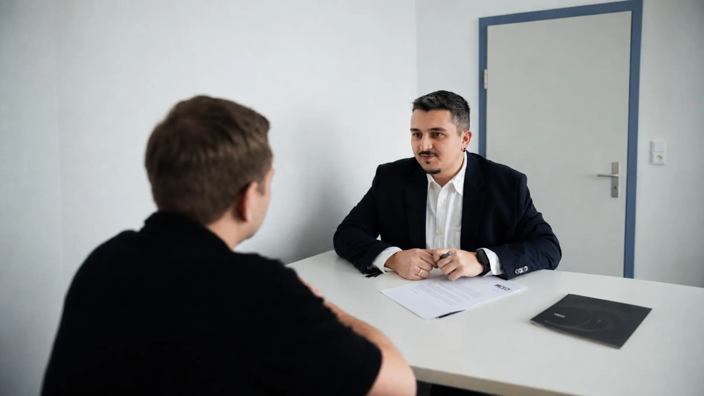Mitarbeiter der WSD Connect im Beratungsgespräch.