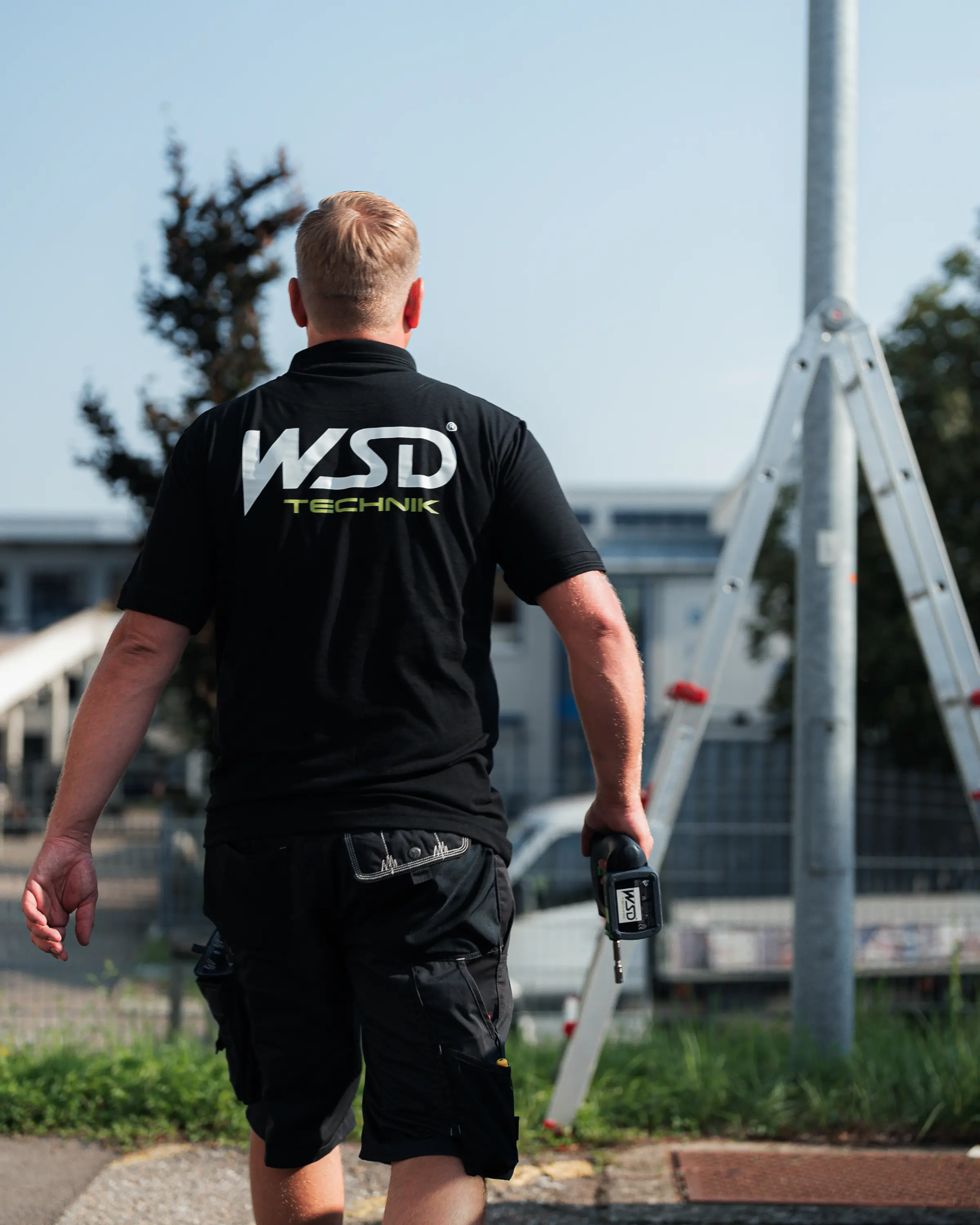 Mitarbeiter der WSD Technik installiert Außenkameras
