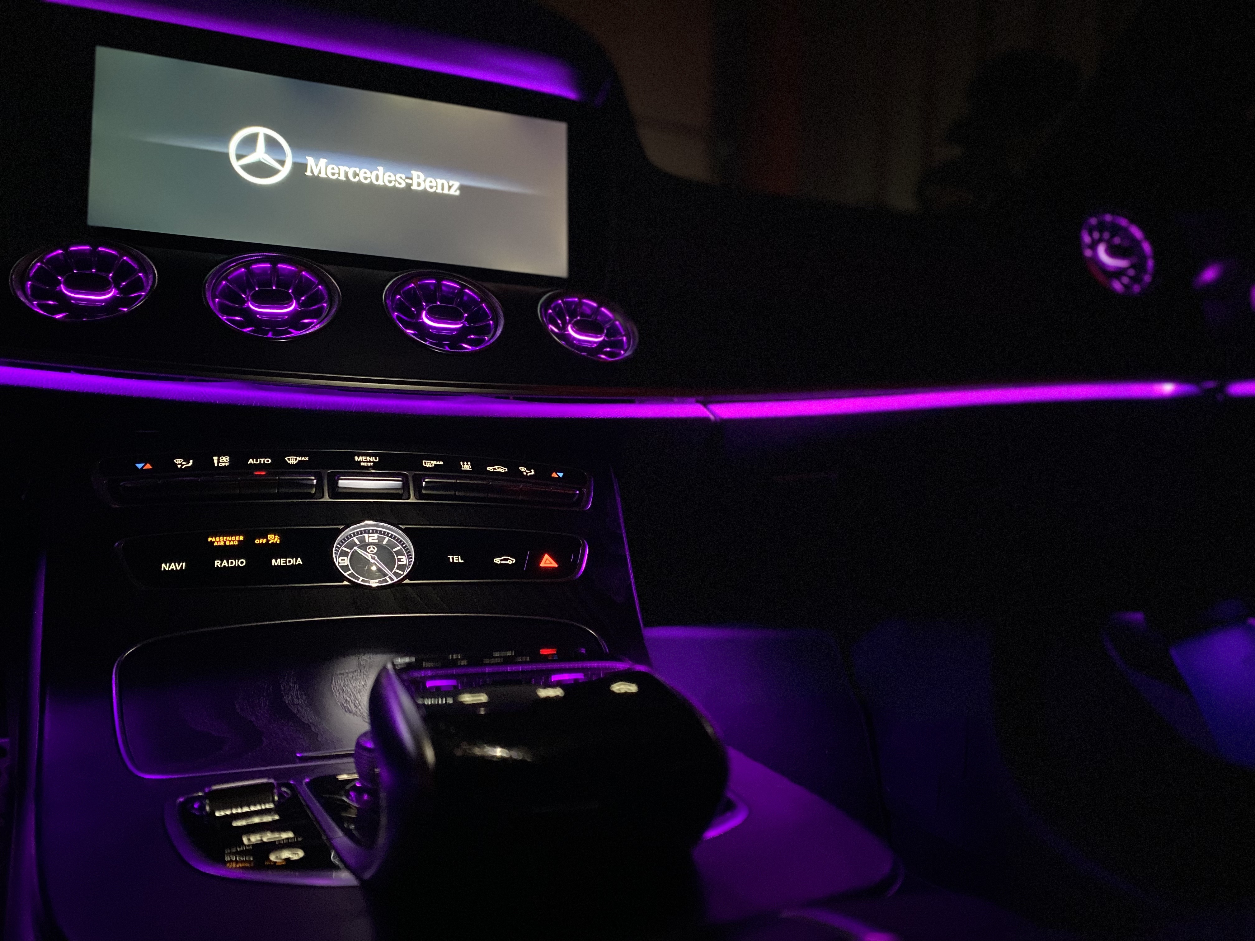lila Ambientebeleuchtung im Mercedes by Deadperformance Berlin