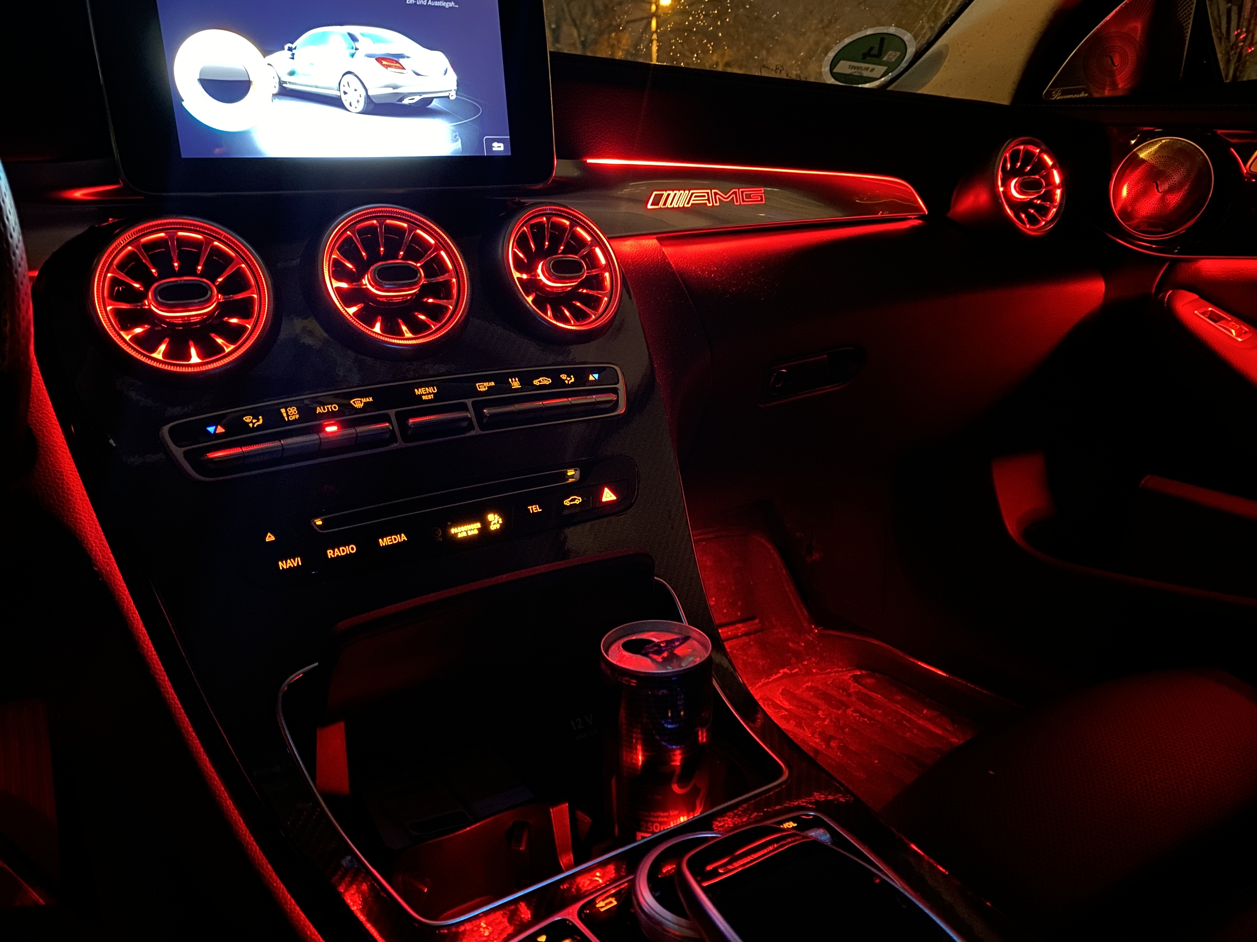 rote Ambientebeleuchtung im Mercedes AMG von Deadperfomance Berlin