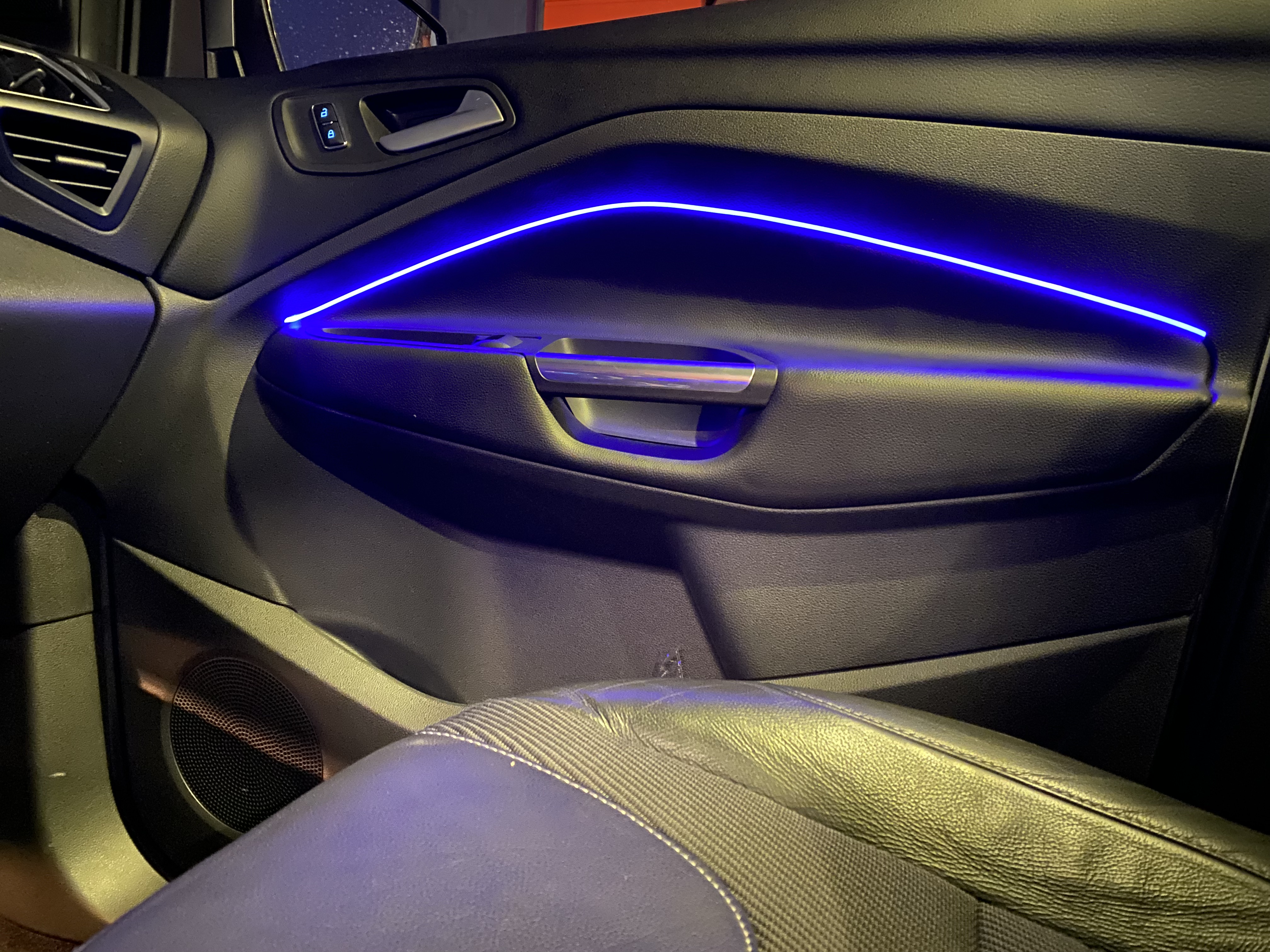 Beleuchtete Türverkleidung im Ford Kuga von Deadperformance Berlin
