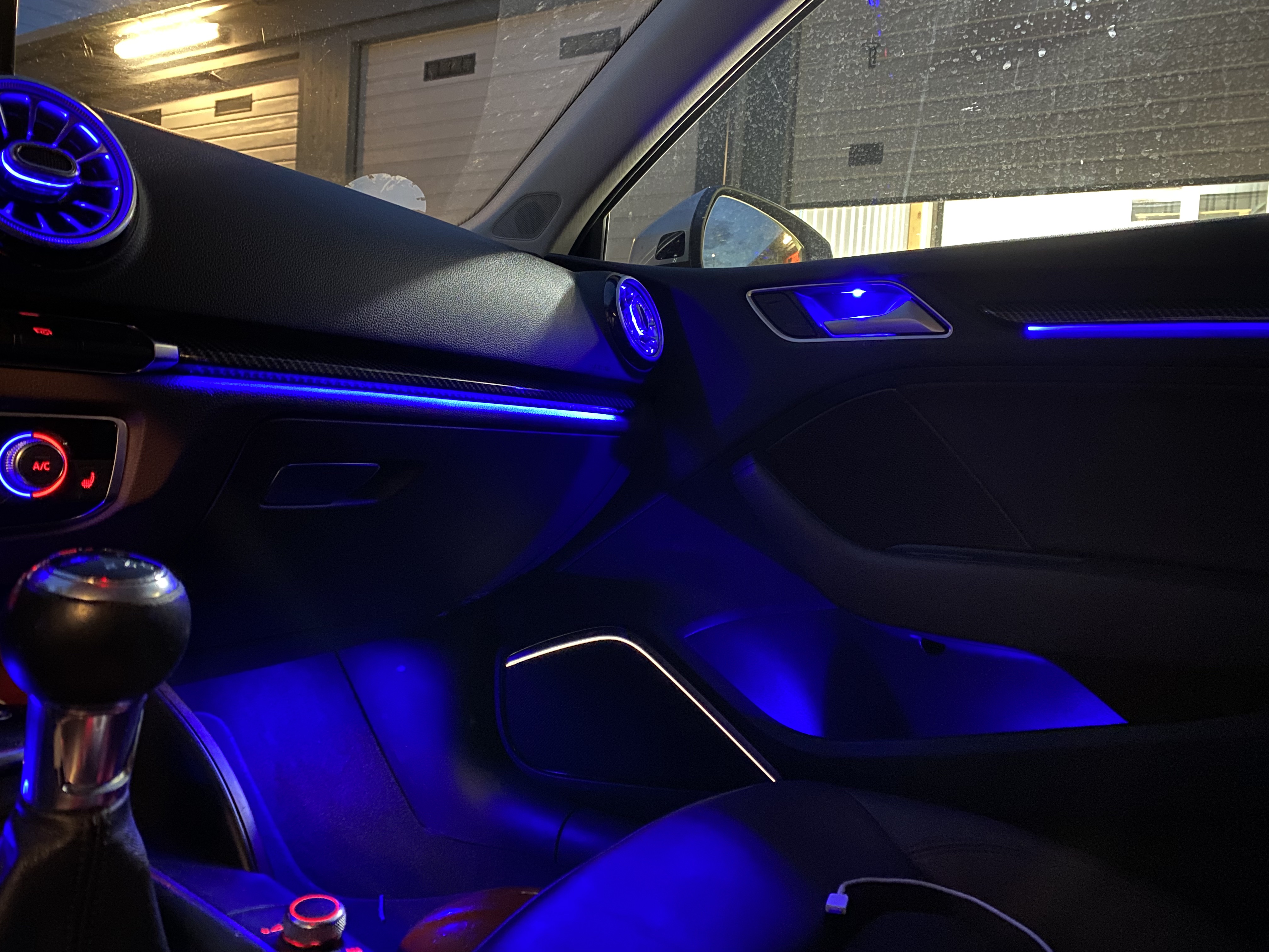 blaue Ambientebeleuchtung von Deadperformance Berlin