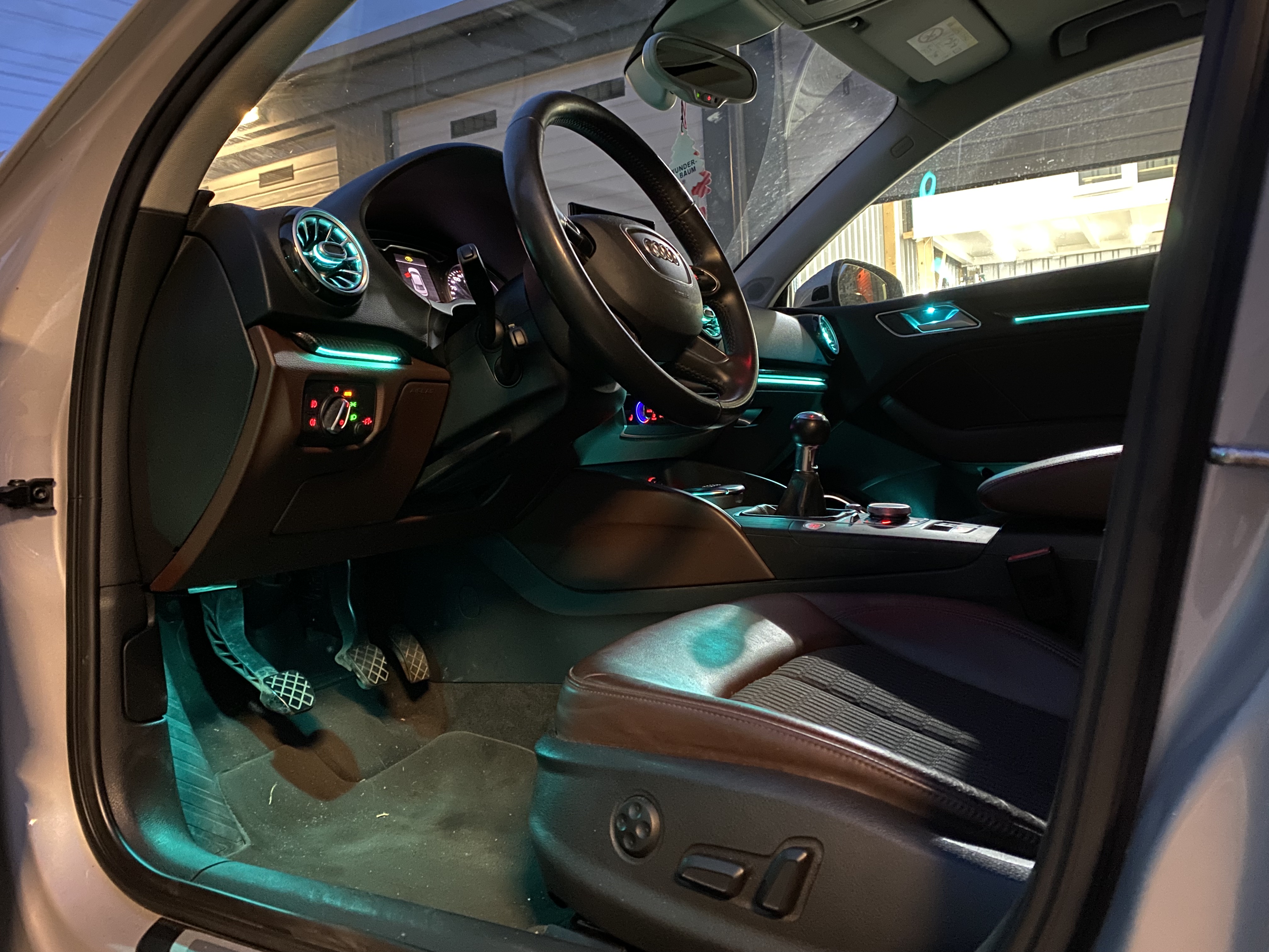 Blaue Ambientebeleuchtung im Audi by Deadperformance Berlin